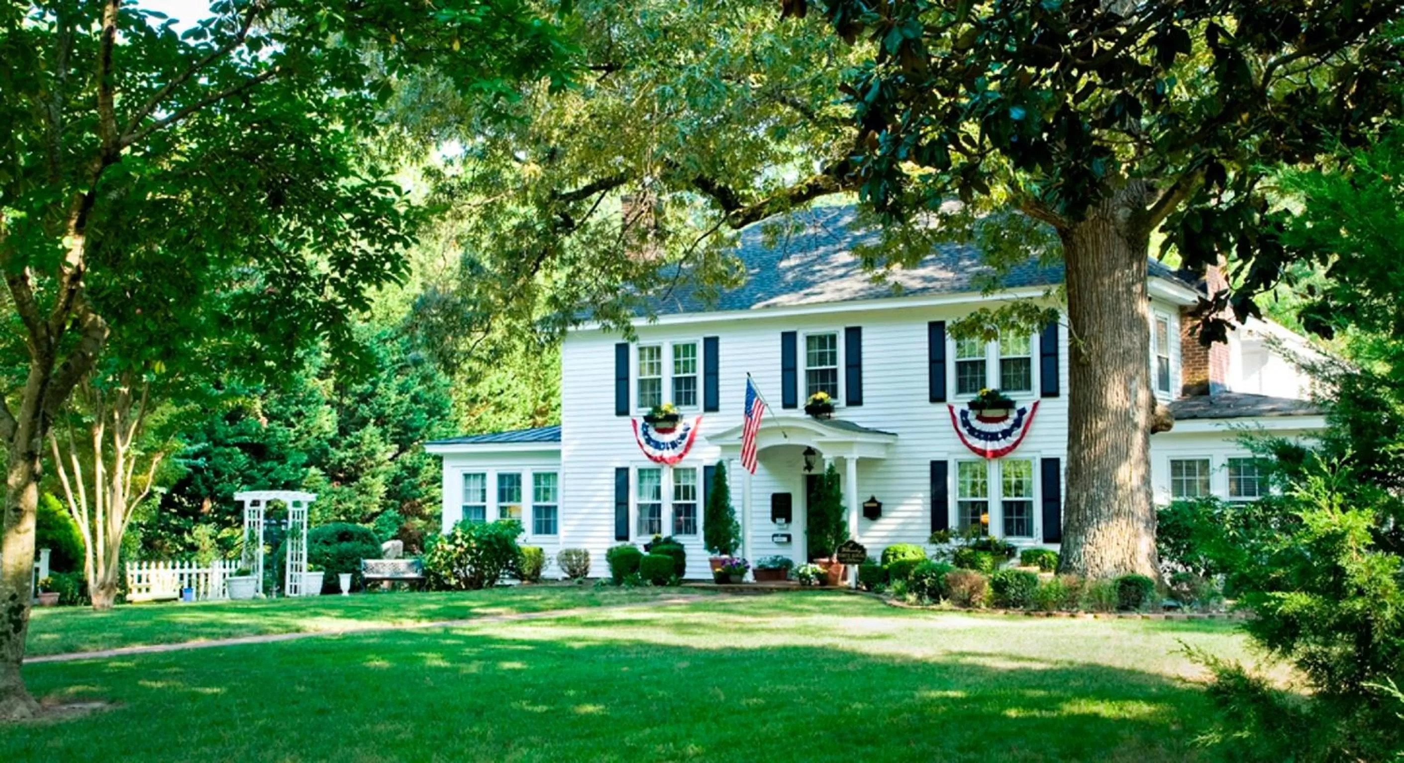 Facade/entrance in A Williamsburg White House Inn