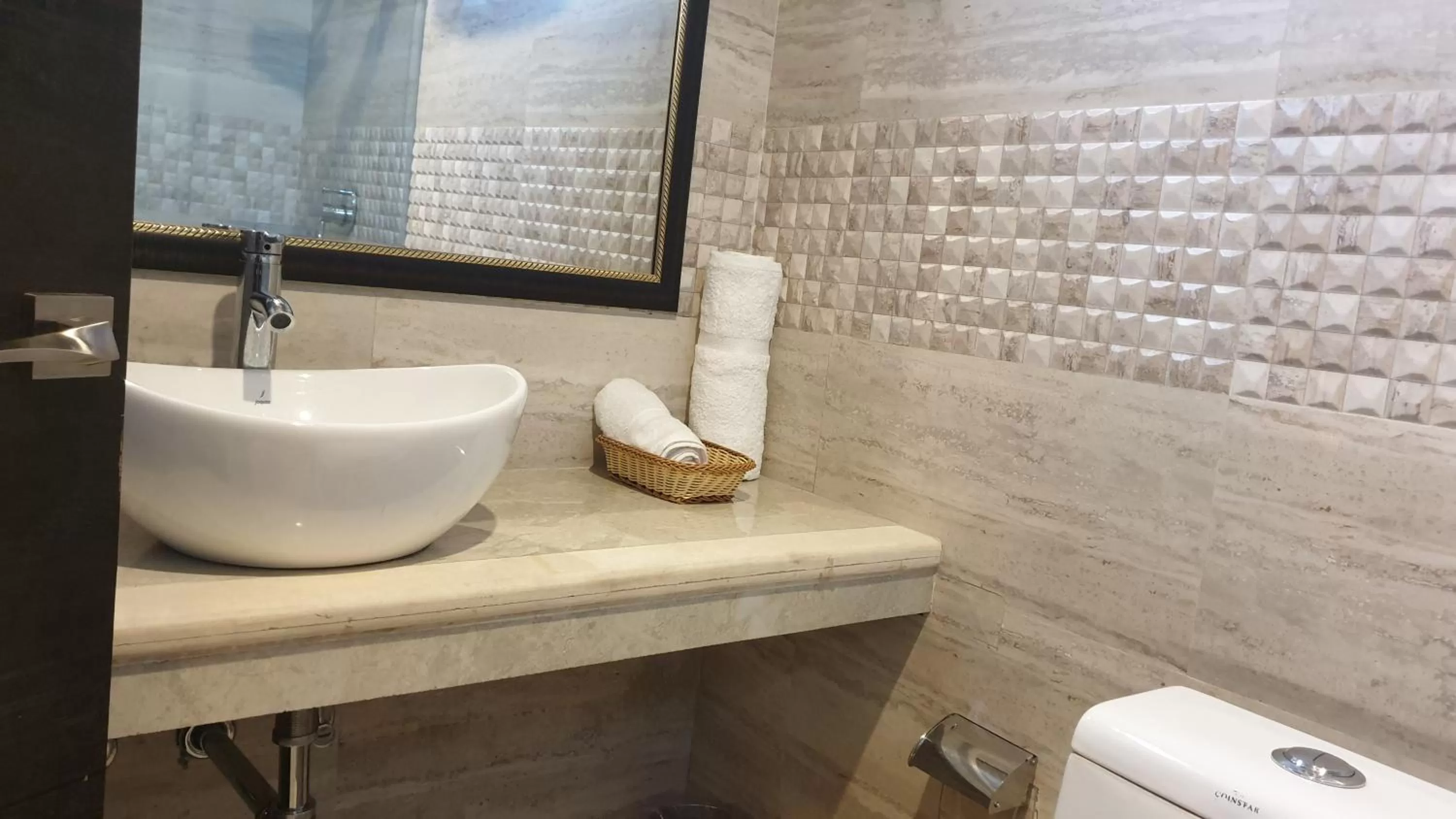 Bathroom in Maple Leaf Hotel