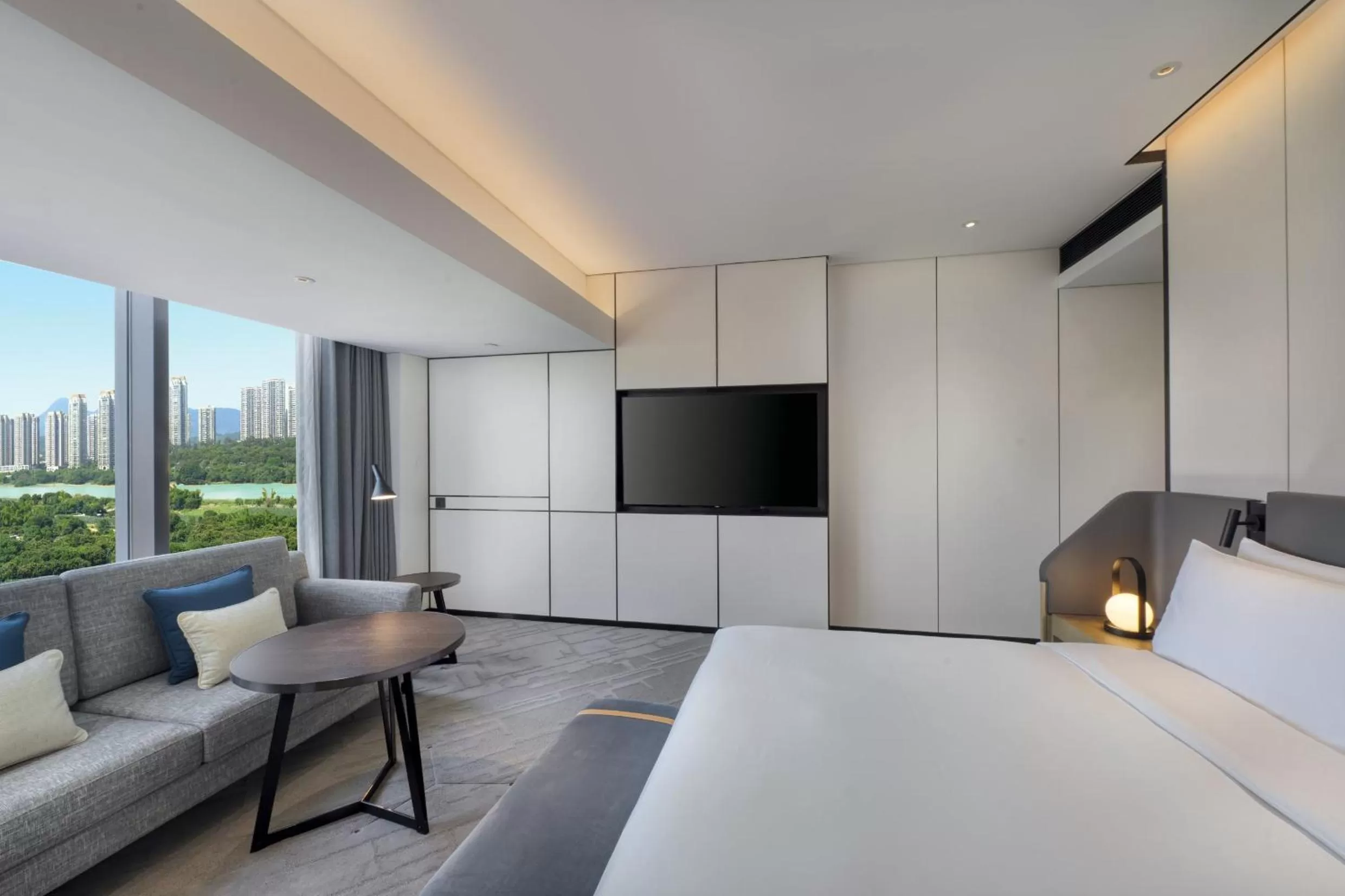 Photo of the whole room, Bed in Crowne Plaza Quanzhou Riverview by IHG