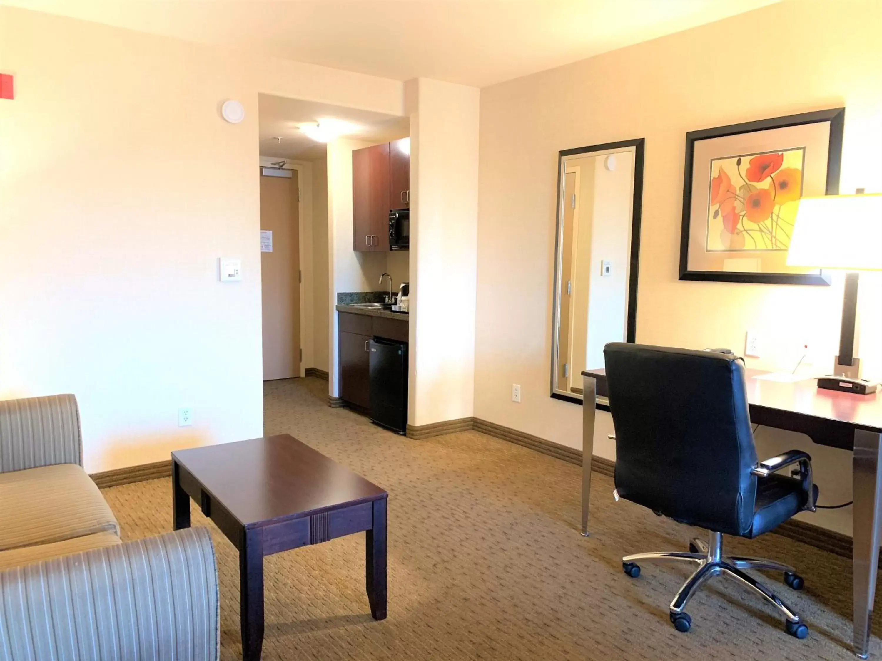 Suite - Mobility Access/Hearing Accessible in Holiday Inn Express Fresno Northwest - Herndon, an IHG Hotel Suite - Mobility Access/Hearing Accessible in Holiday Inn Express Fresno Northwest - Herndon, an IHG Hotel
