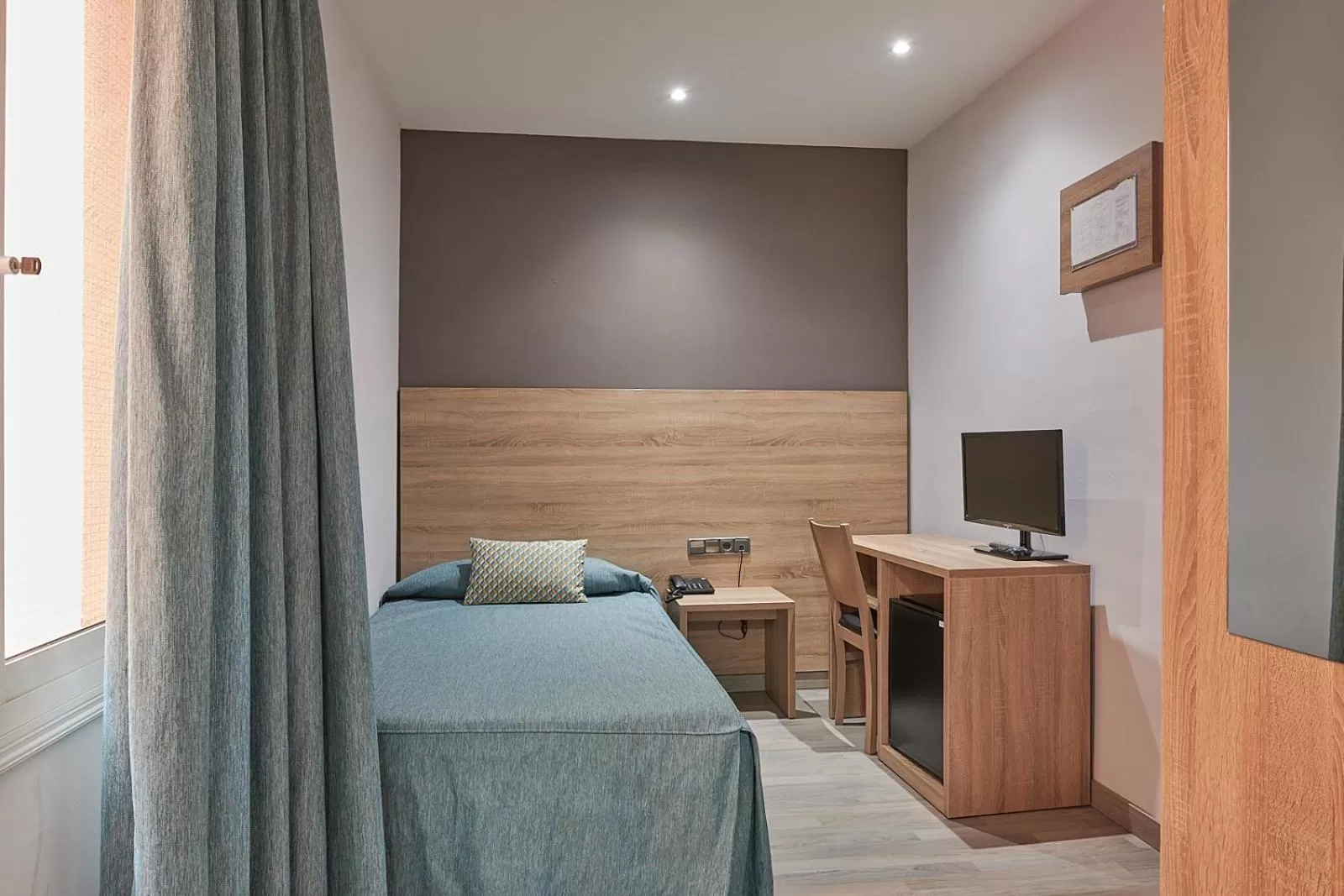 Photo of the whole room, Bed in Ramblas Hotel