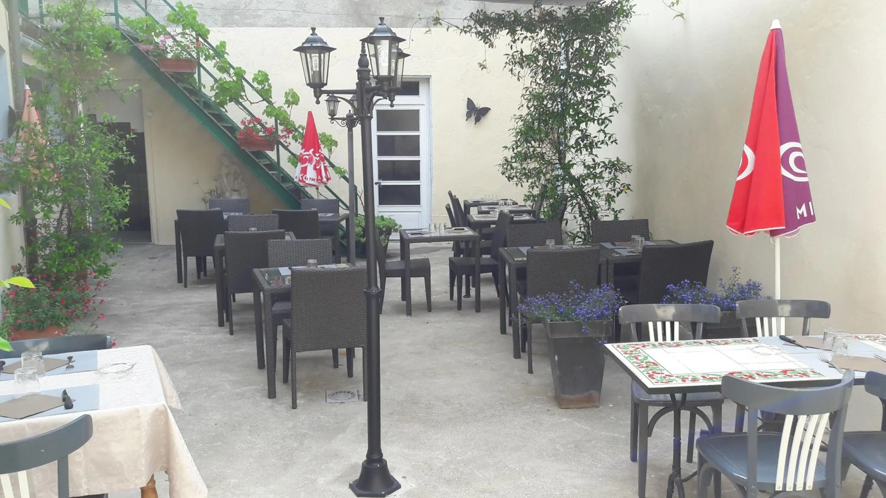 Patio in Logis Hotels - Hôtel Le Boulevard