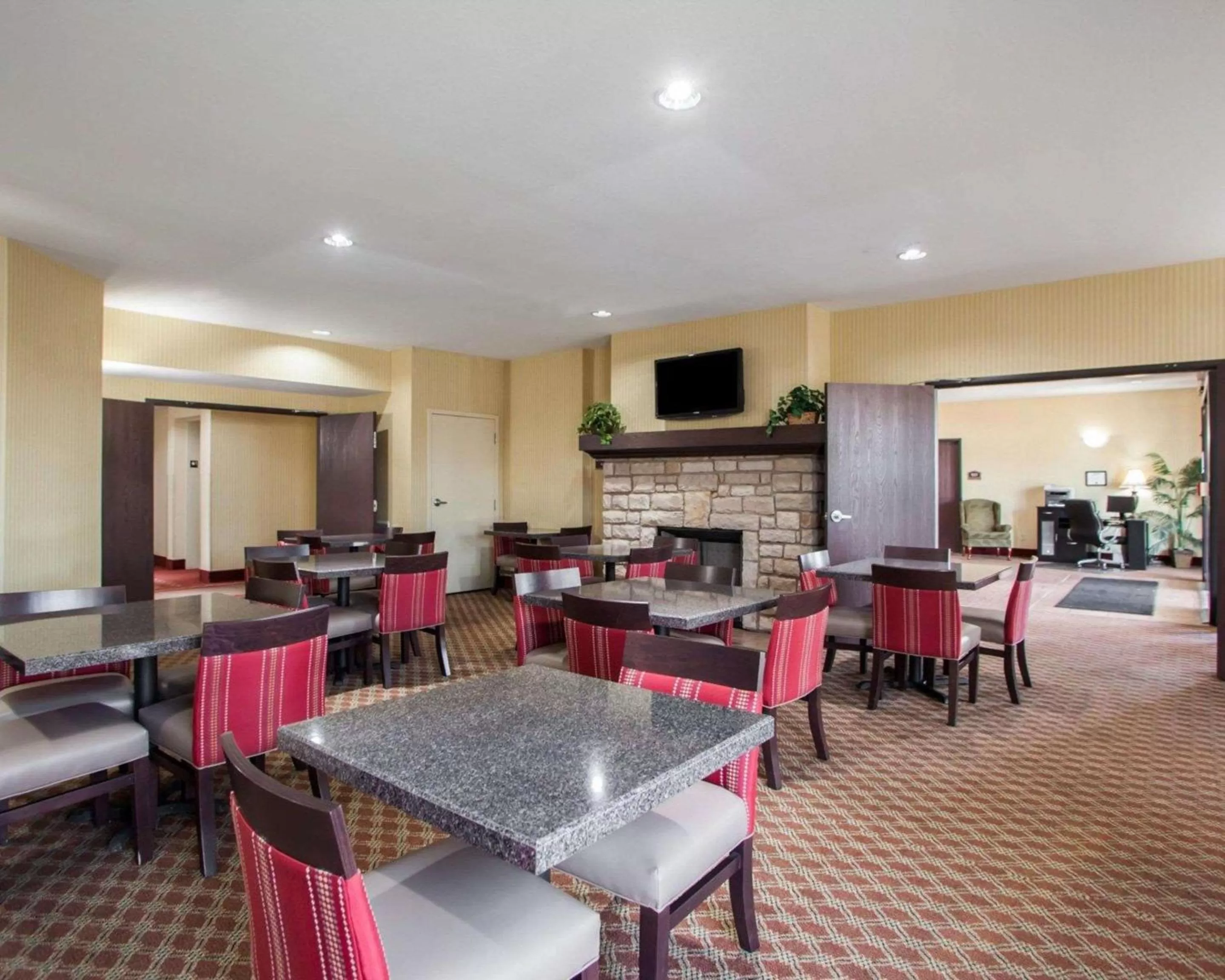 Restaurant/places to eat in Comfort Inn & Suites Harrisonville