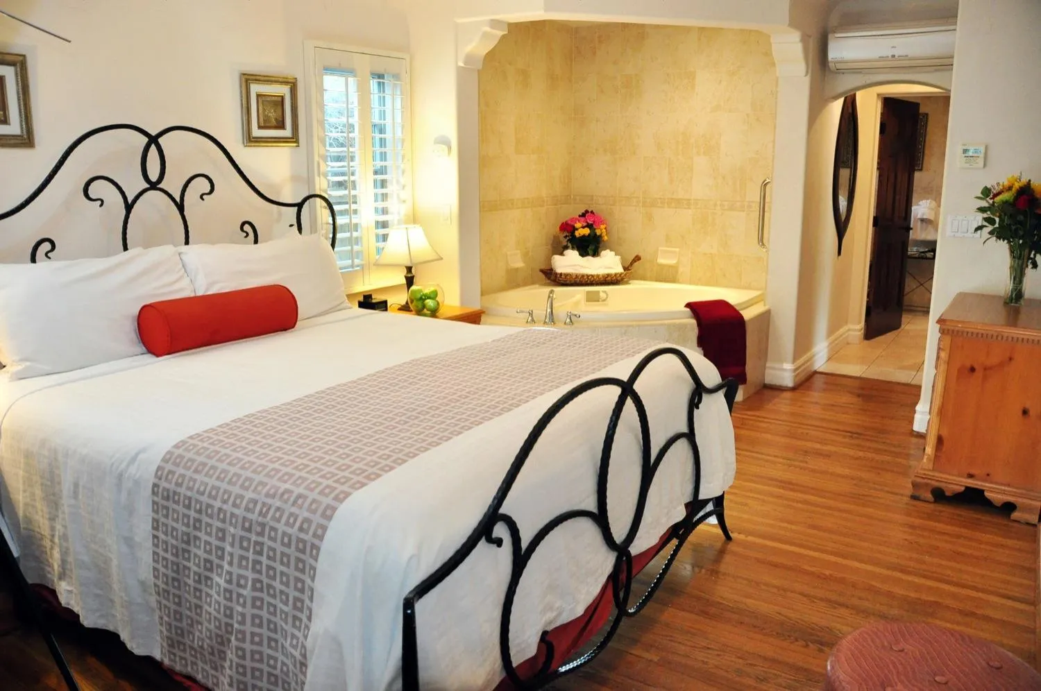 Photo of the whole room, Bed in The Eagle Inn