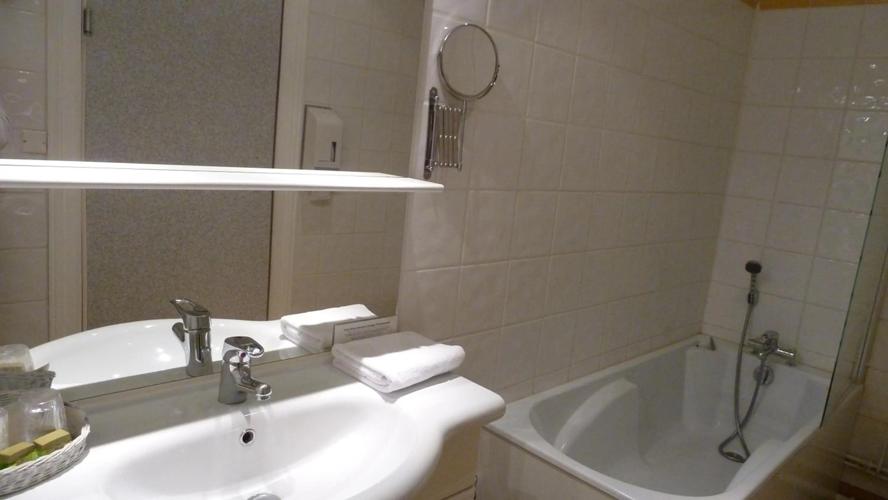 Bathroom in Logis Le Midland