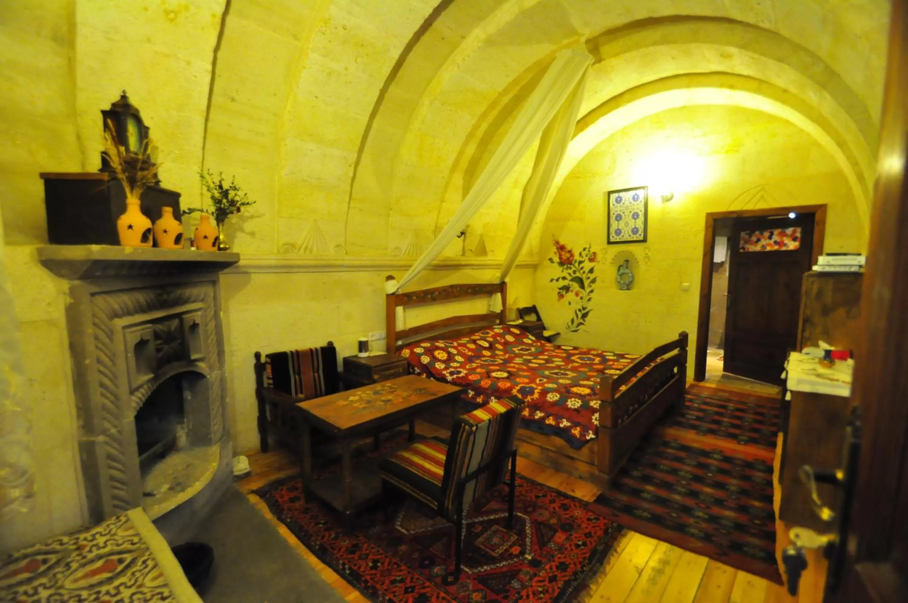 Photo of the whole room, Bed in Kismet Cave House
