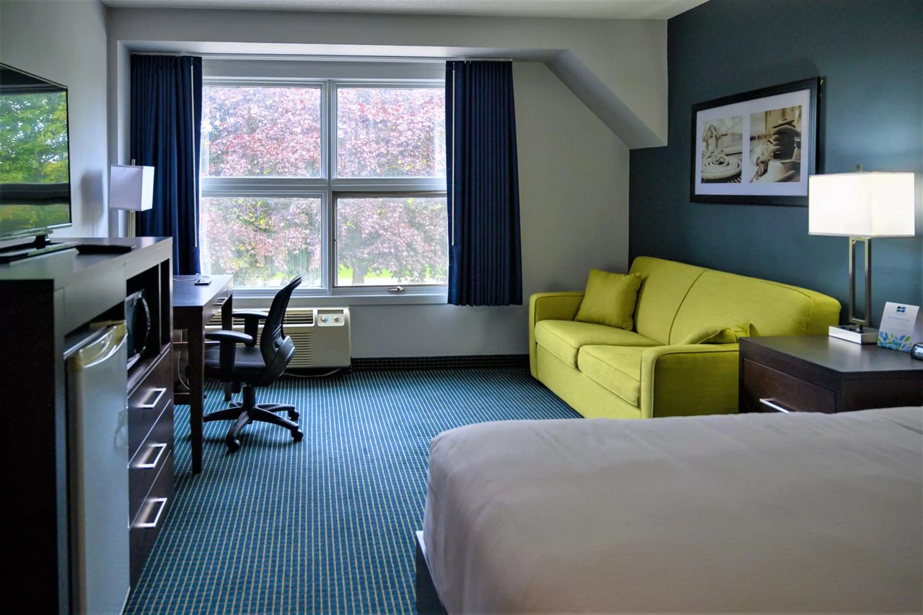 Bed in Days Inn by Wyndham Sarnia Harbourfront