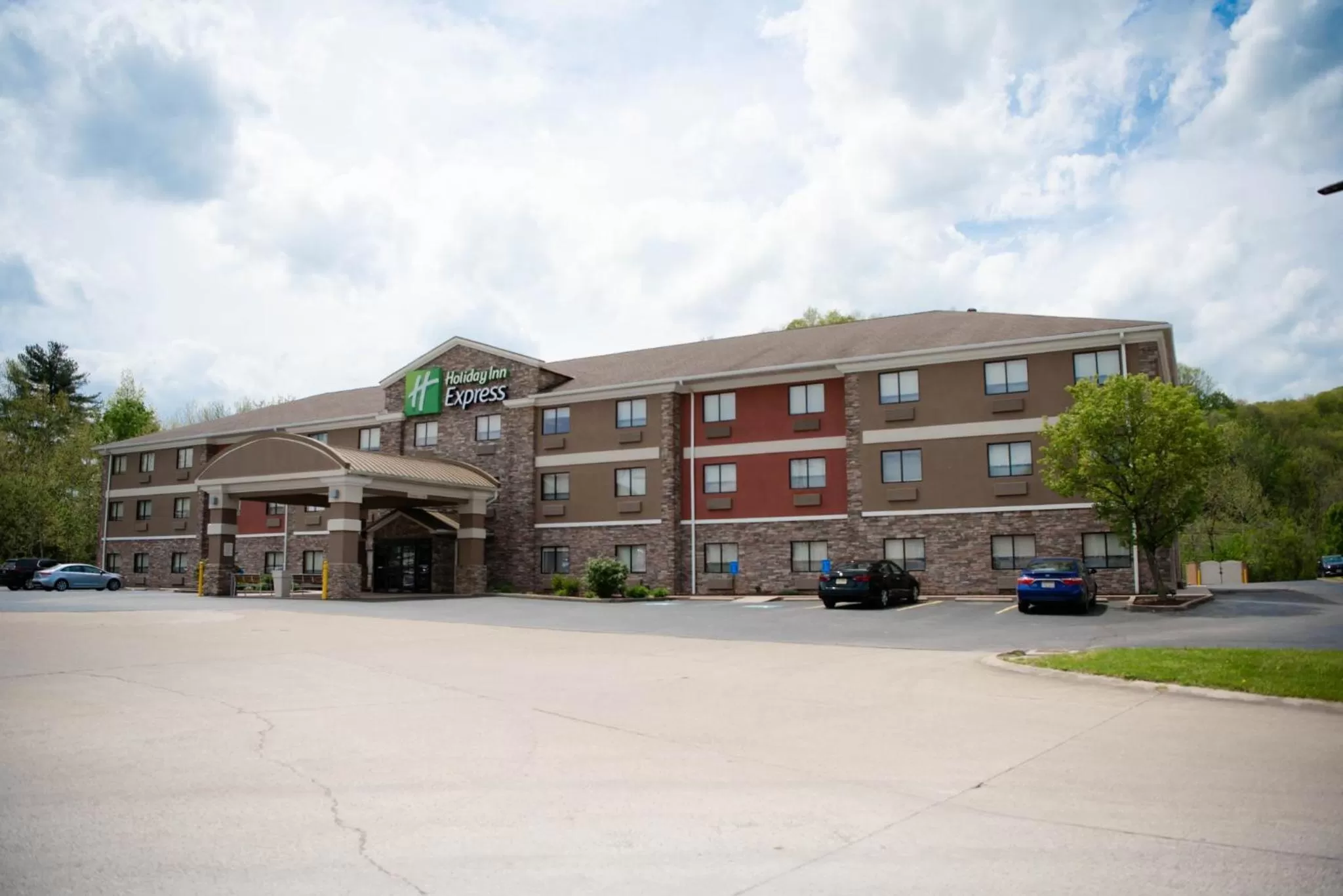 Property building in Holiday Inn Express Winfield - Teays Valley by IHG