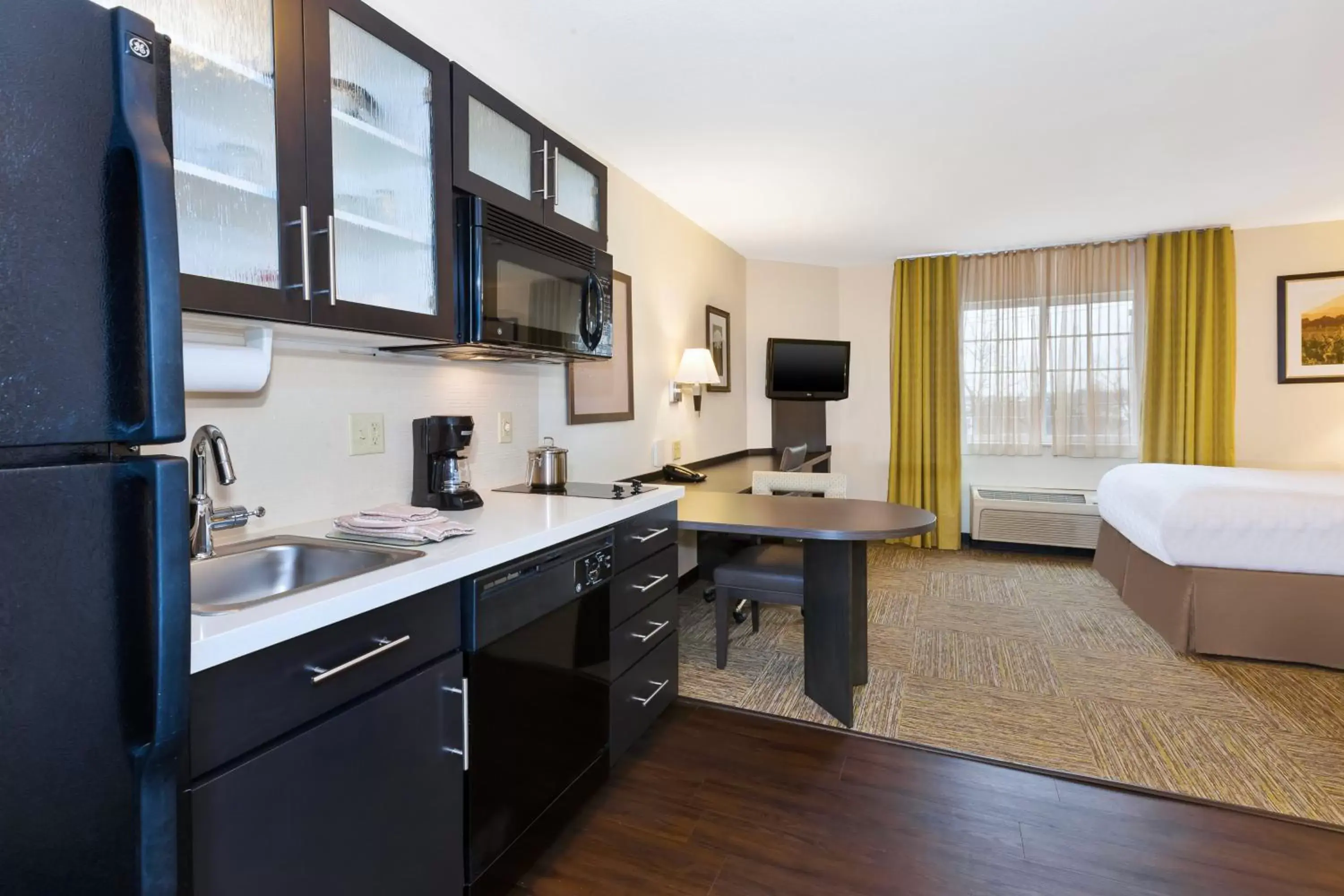 Double Room with Two Double Beds - Hearing Mobility Access with Tub - Non-Smoking in Candlewood Suites Polaris by IHG Double Room with Two Double Beds - Hearing Mobility Access with Tub - Non-Smoking in Candlewood Suites Polaris by IHG