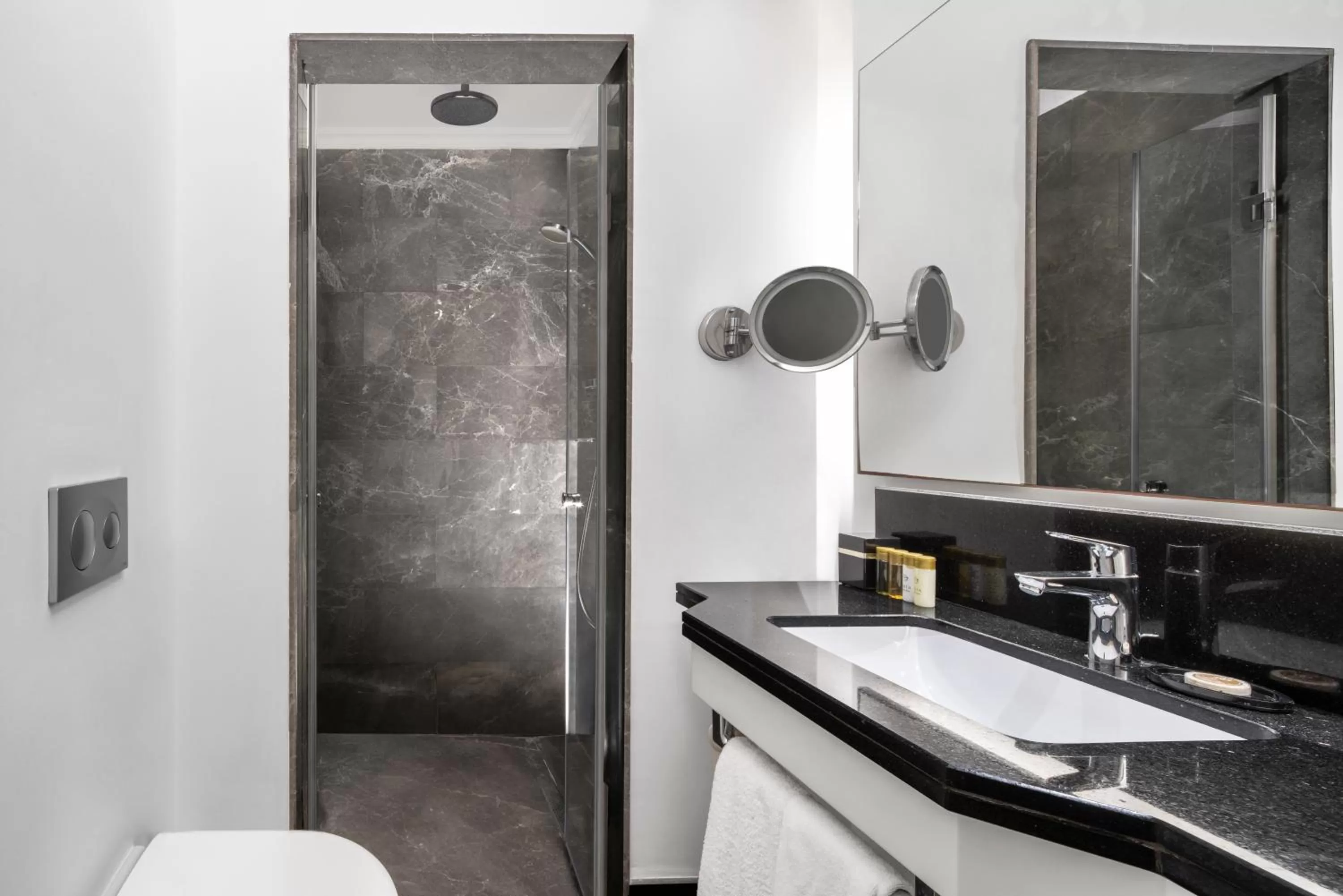 Shower in AKKA Lush Hotel Taksim