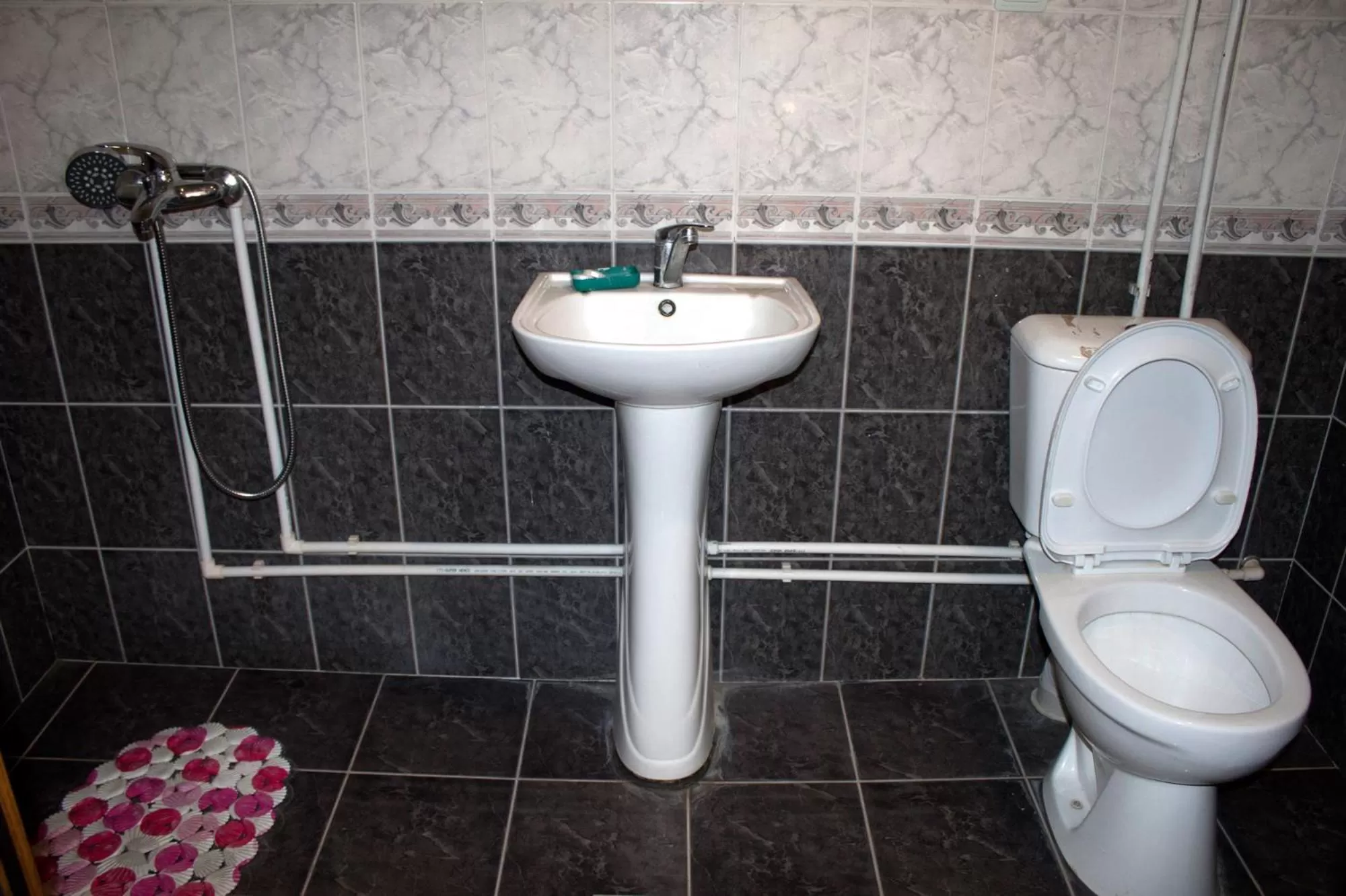 Shower in Tatev Shinuhayr Hotel'