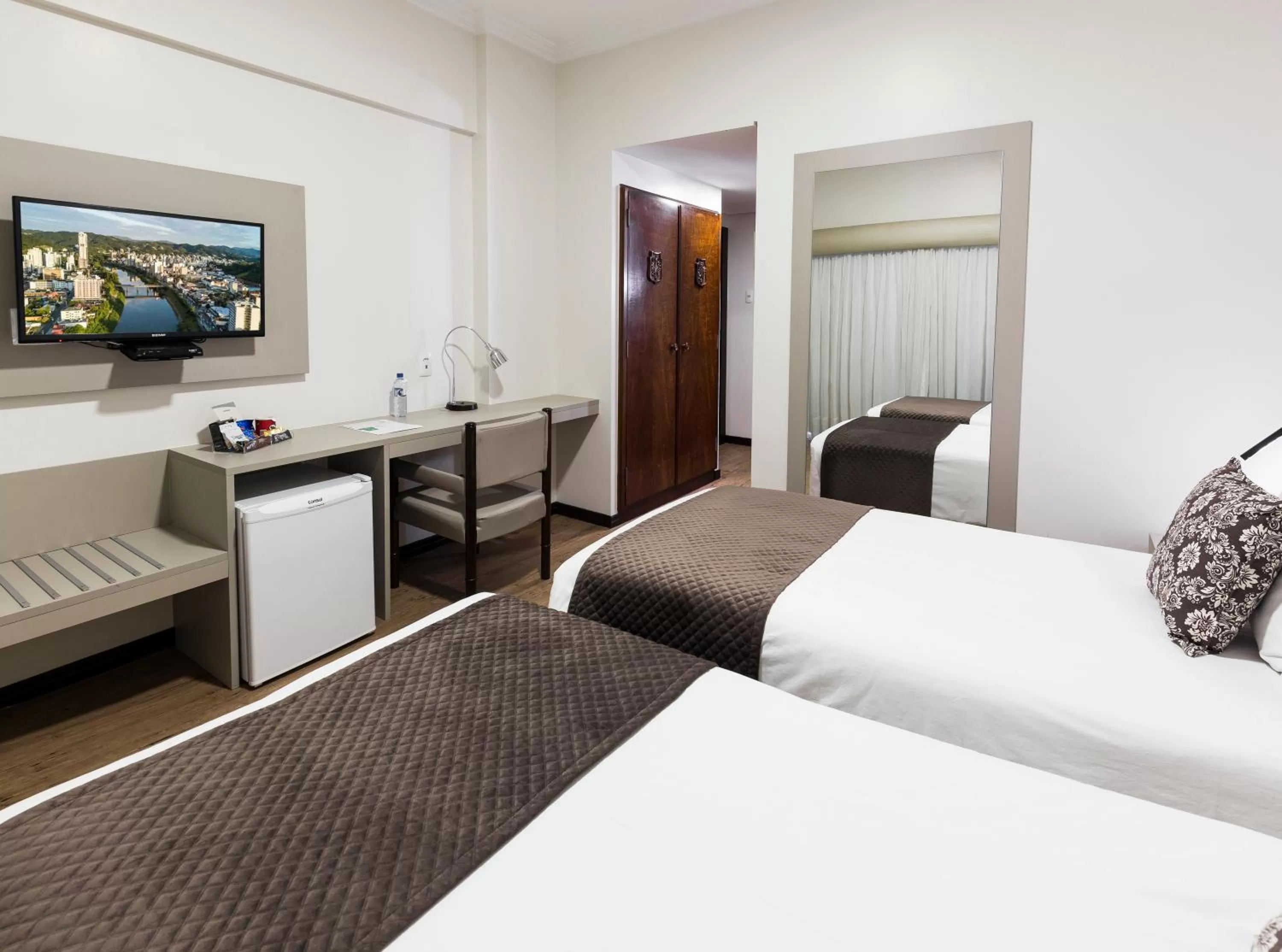 Photo of the whole room, Bed in Plaza Blumenau Hotel