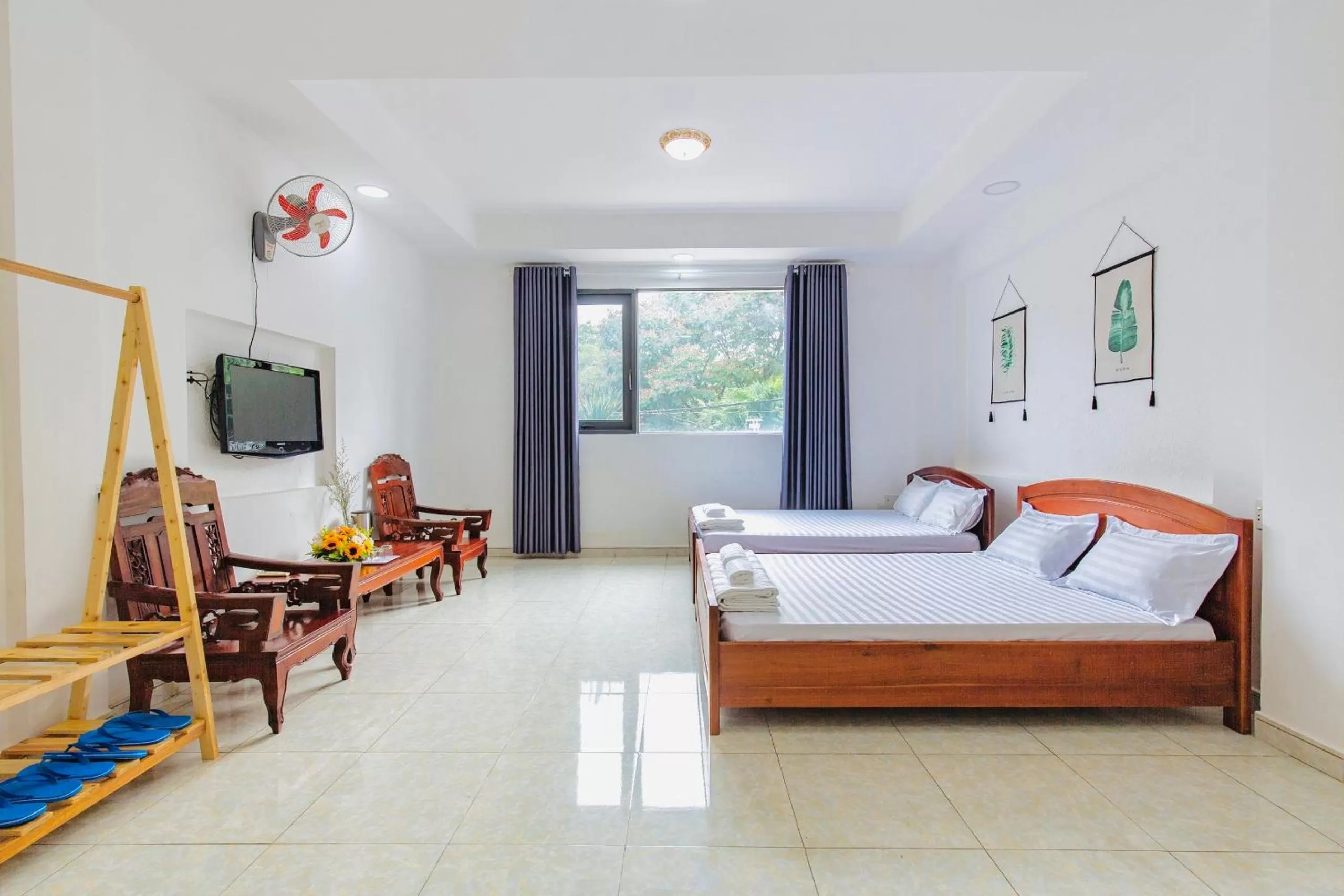 Communal lounge/ TV room, Bed in Hotel Hoa Cúc Phương Dĩ An - Bình Dương