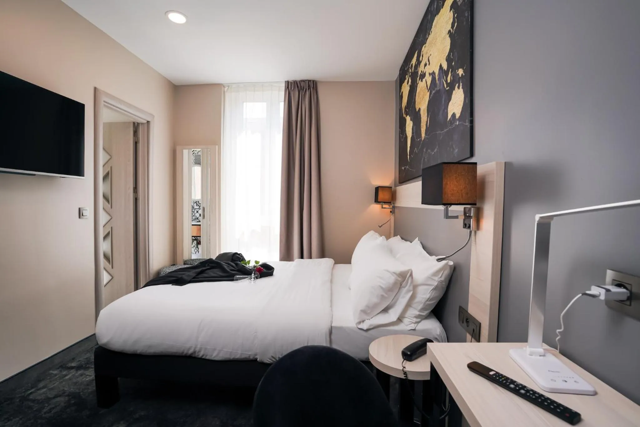 Bed in Hôtel Univers