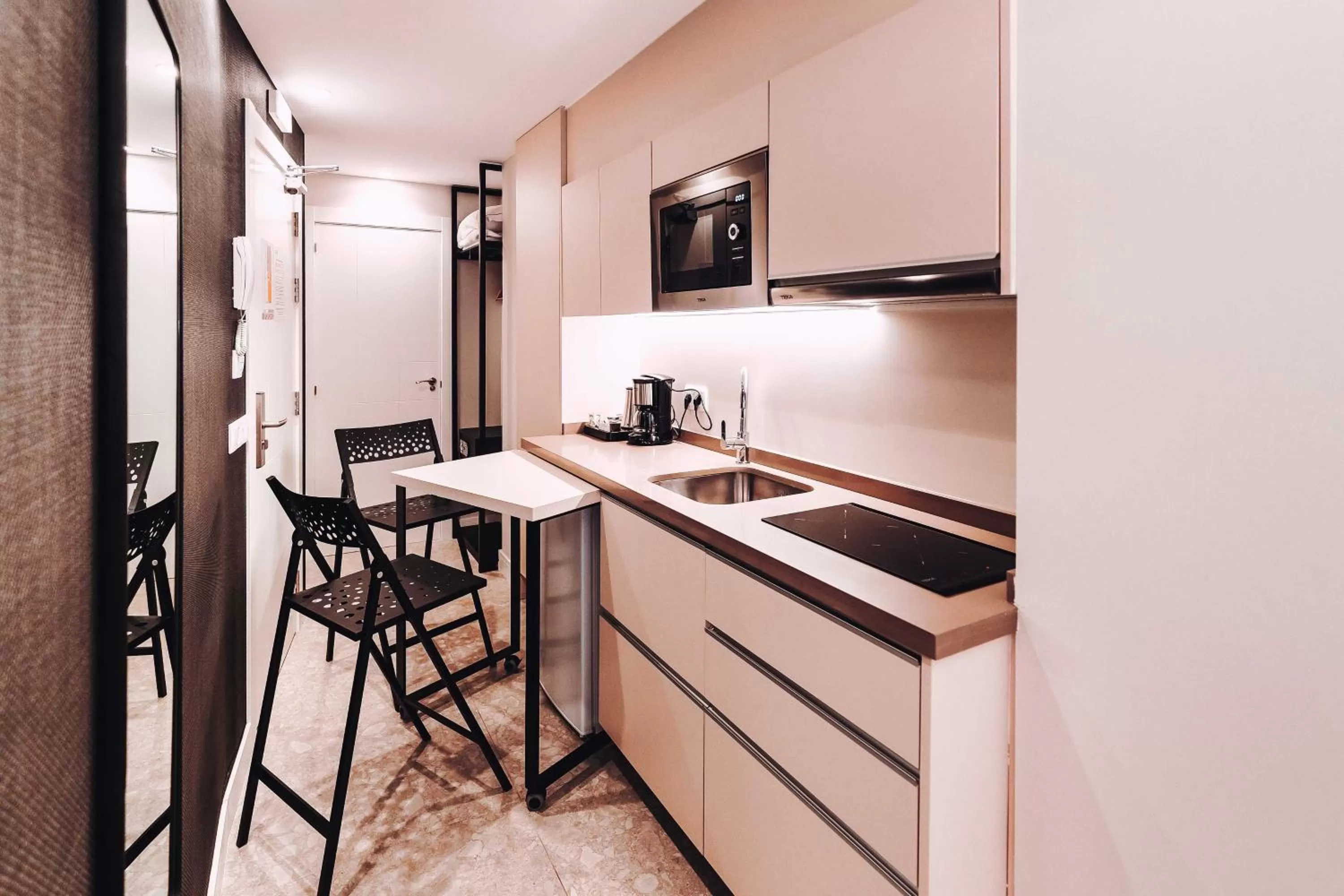 Kitchen or kitchenette in GBH Hotel-Apartamentos Posidonia