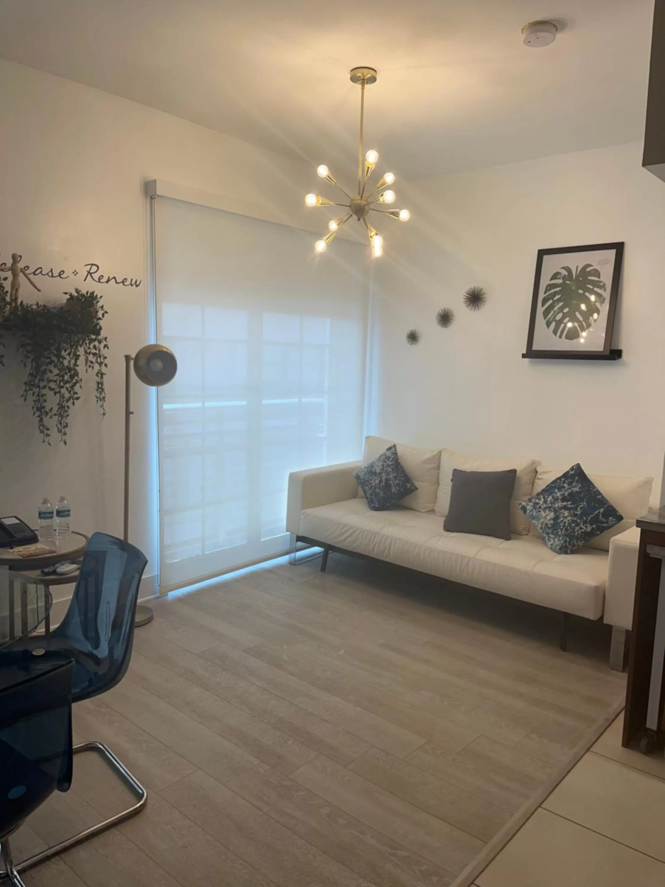 Living room, Seating Area in Suites at The Strand on Ocean Drive