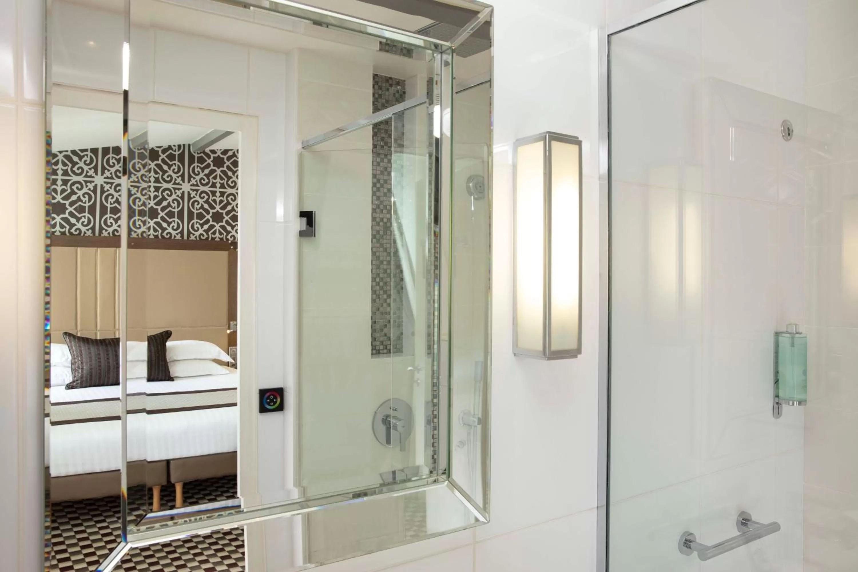 Bathroom, Bed in Hotel Phileas Lazare & Spa - Opera