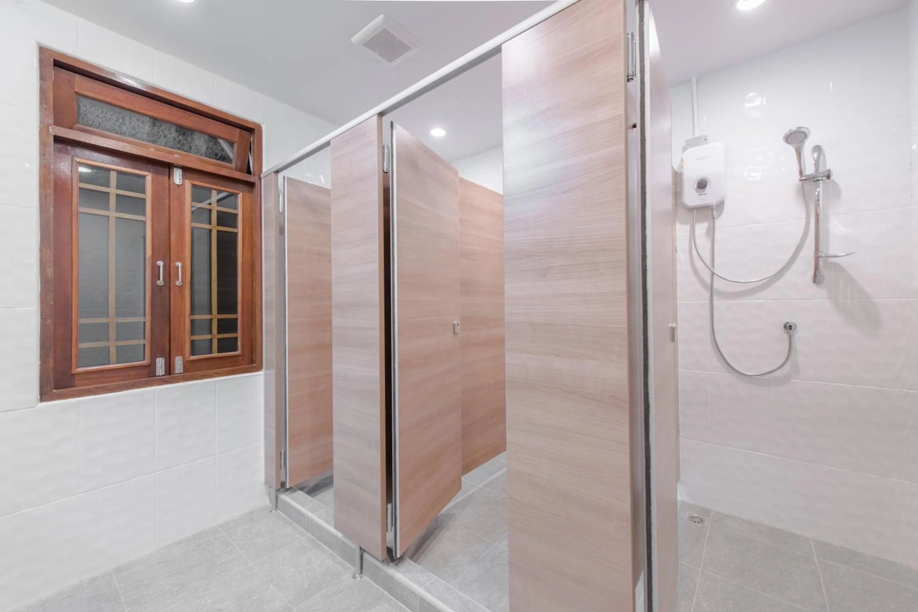 Shower in Tiny Taladnoi Hostel