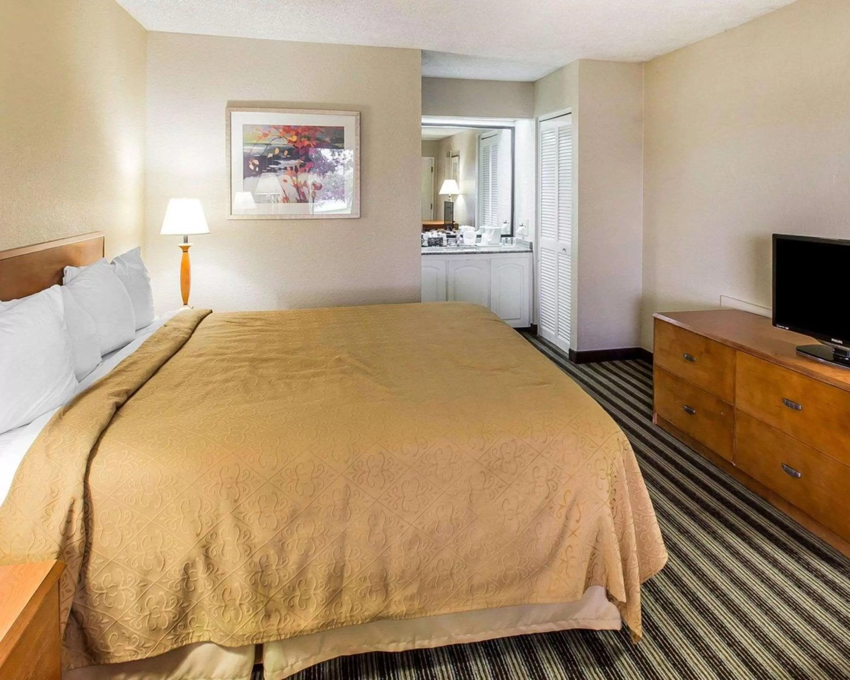 Photo of the whole room, Bed in Quality Inn At the Mall - Valdosta