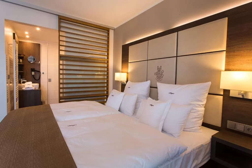 Photo of the whole room, Bed in Höger's Hotel & Restaurant