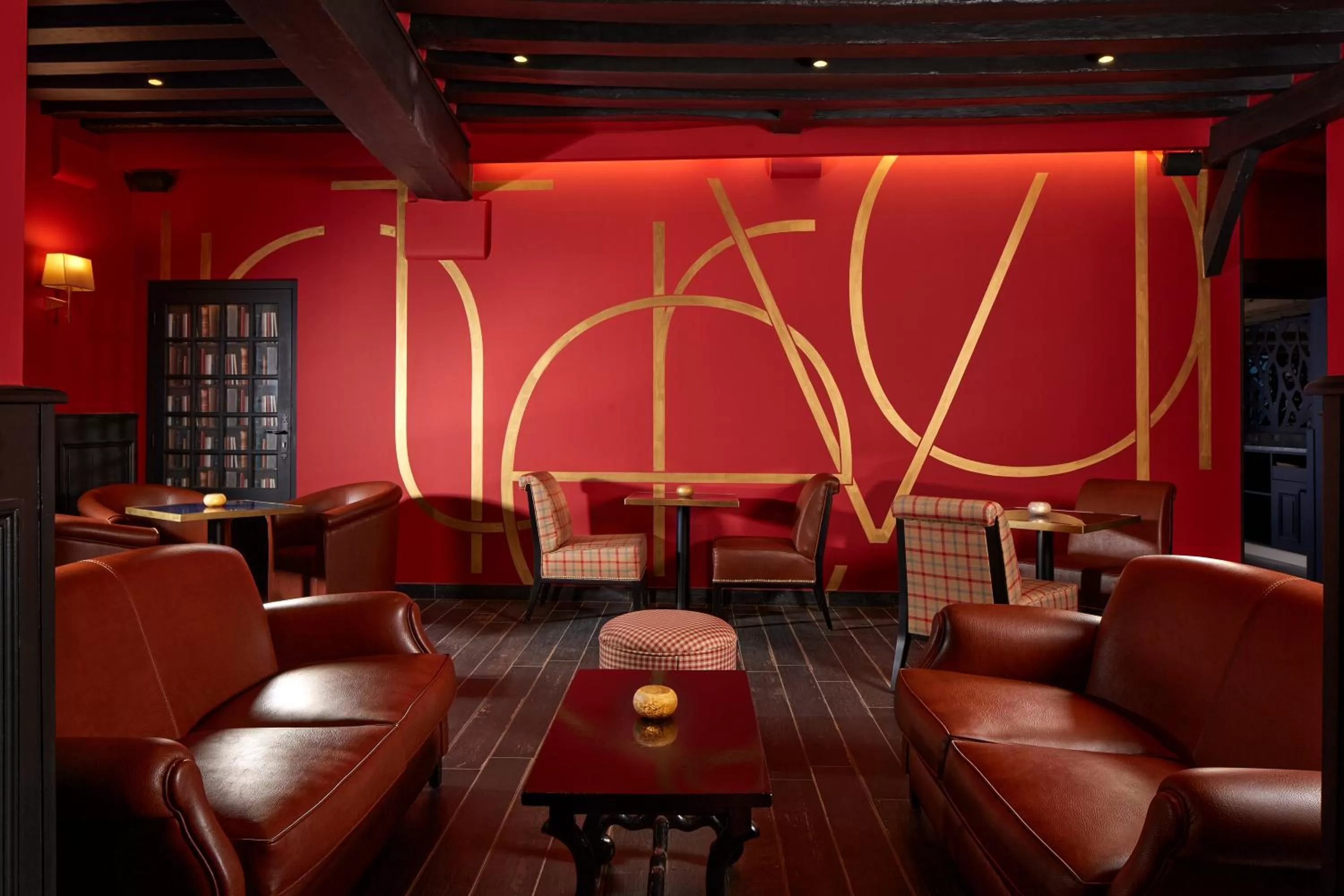Lounge or bar in Relais des Trois Châteaux Hôtel-Restaurant - Teritoria