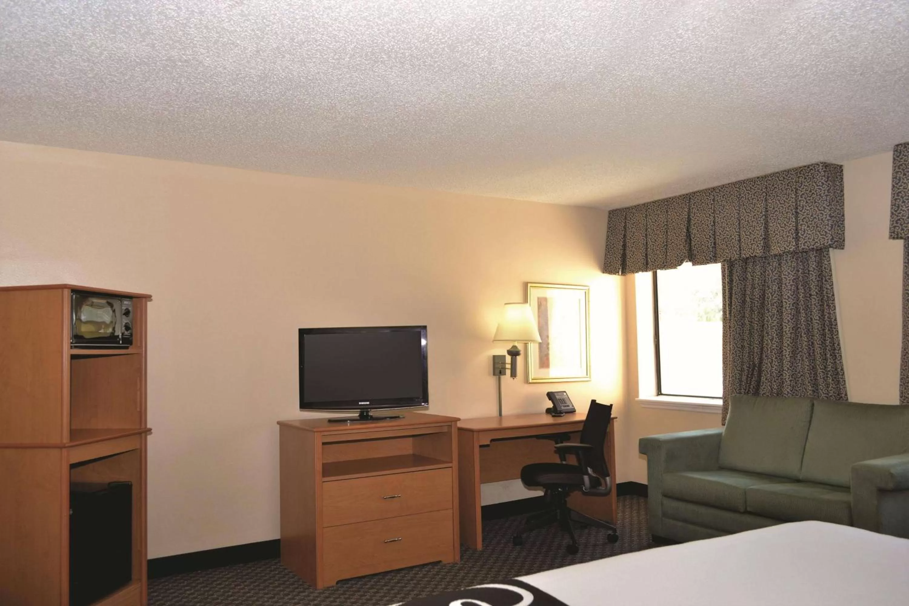 Photo of the whole room, Bed in La Quinta by Wyndham Tampa Fairgrounds - Casino