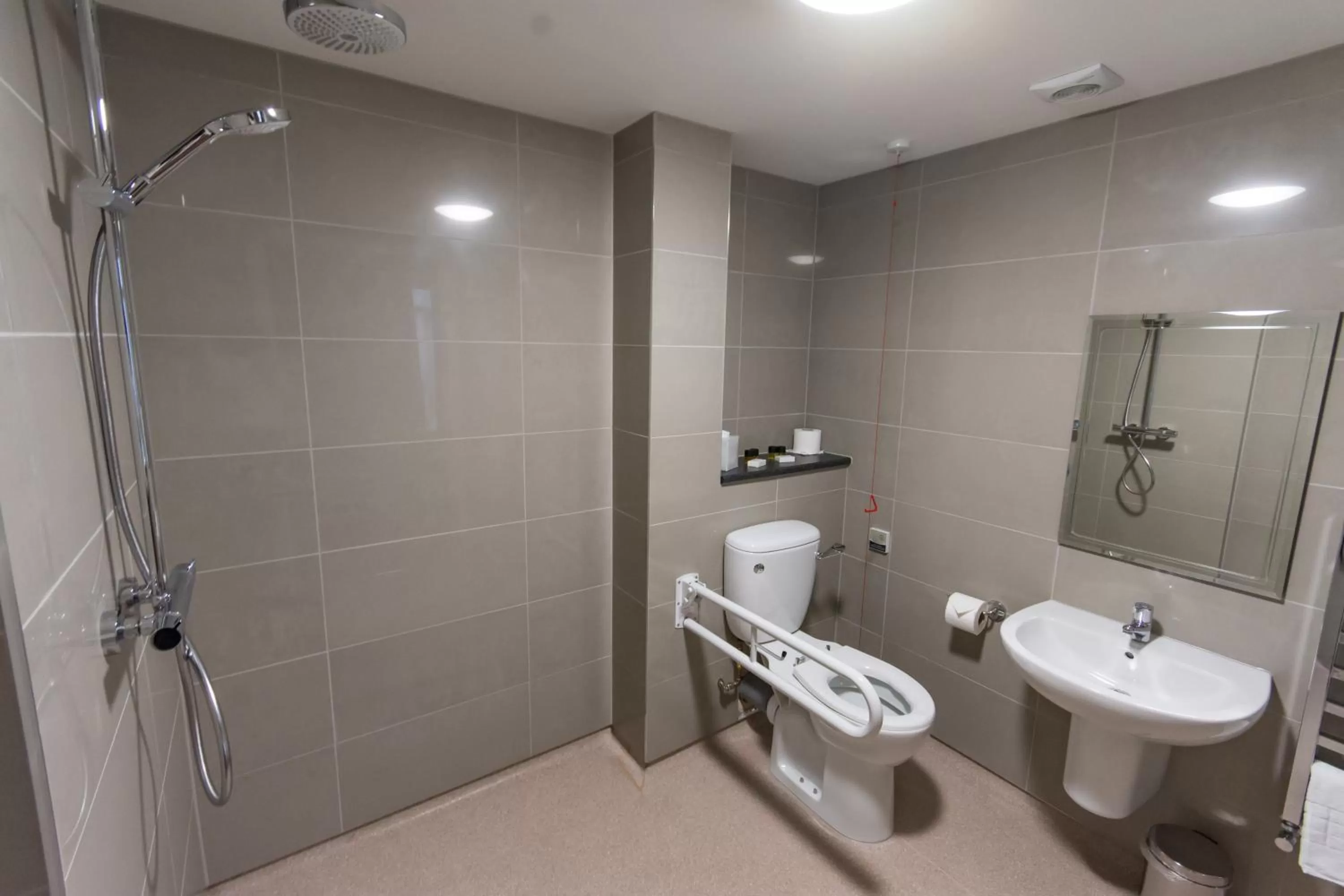 Shower in St Nicholas Hotel Colchester