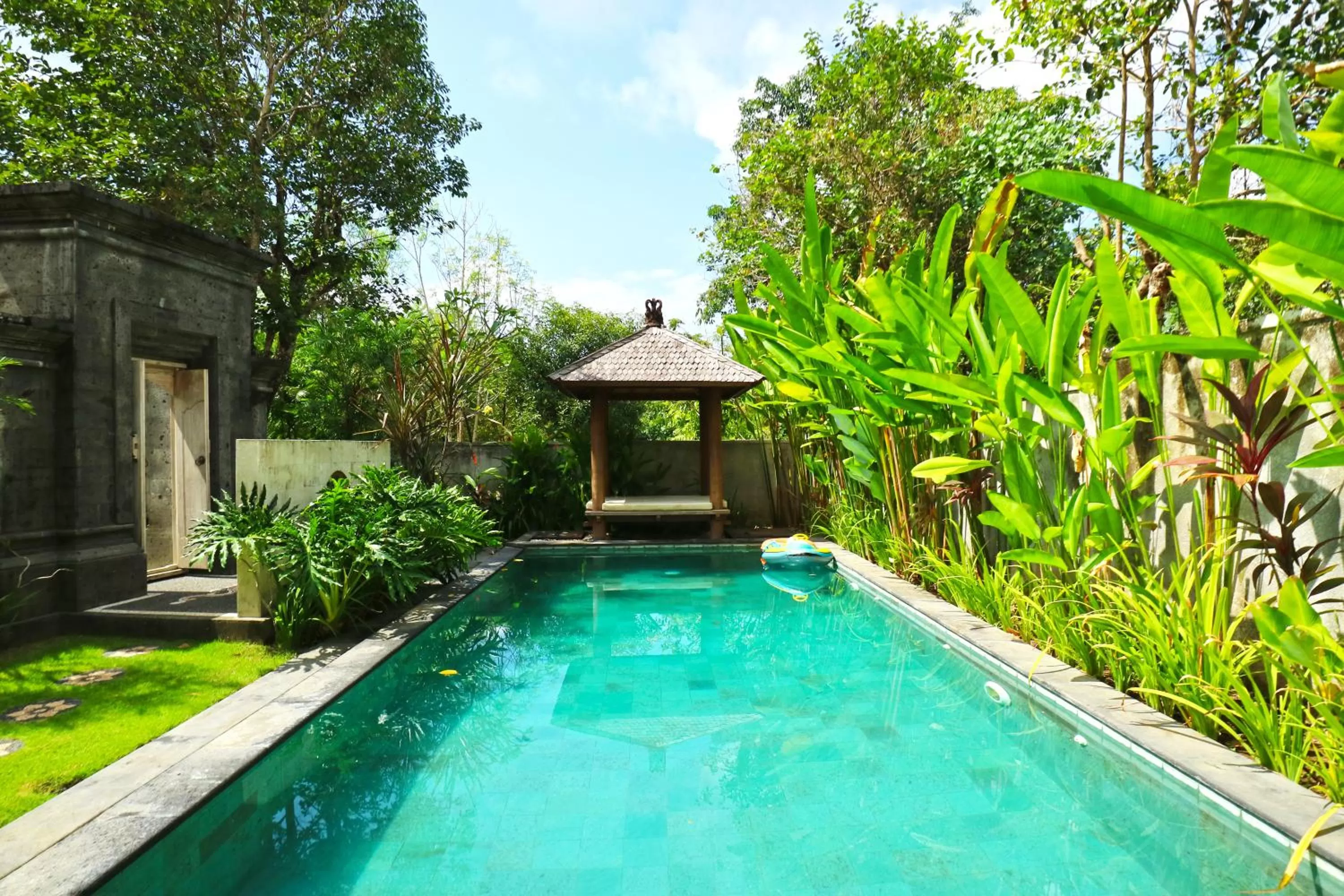 Swimming pool in Avisara Villa & Suite