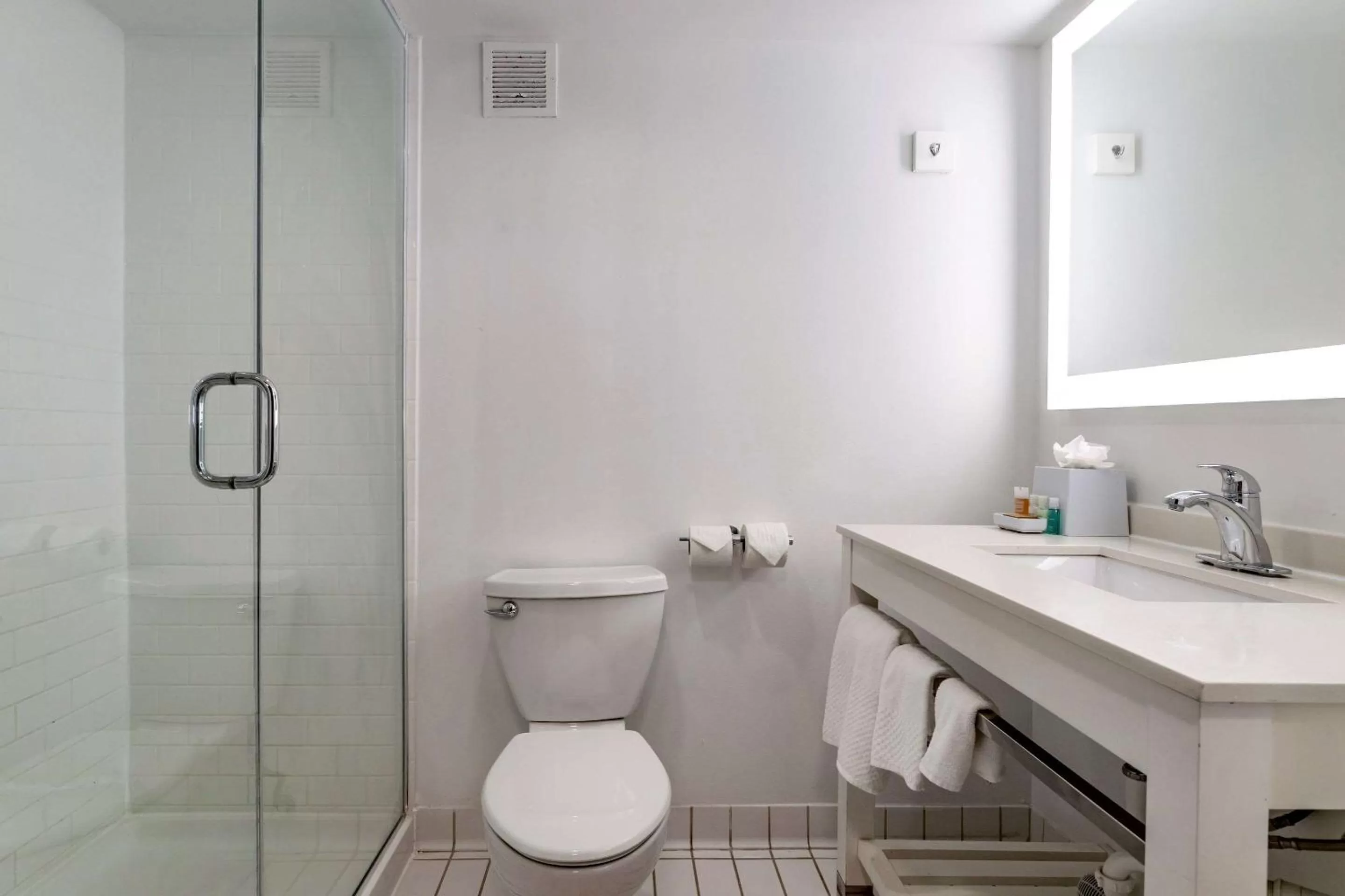 Bedroom, Bathroom in Clarion Pointe Galveston Seawall