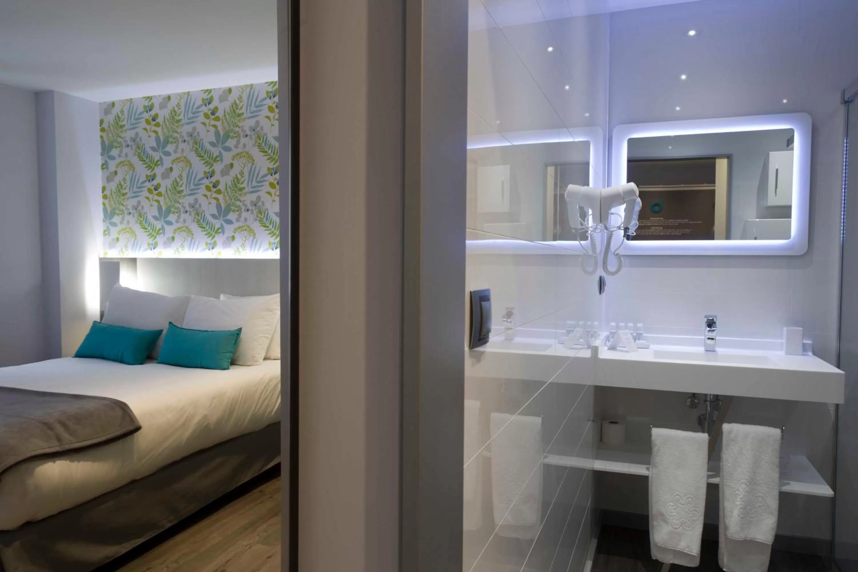 Bathroom, Bed in Salamanca Suite Studios