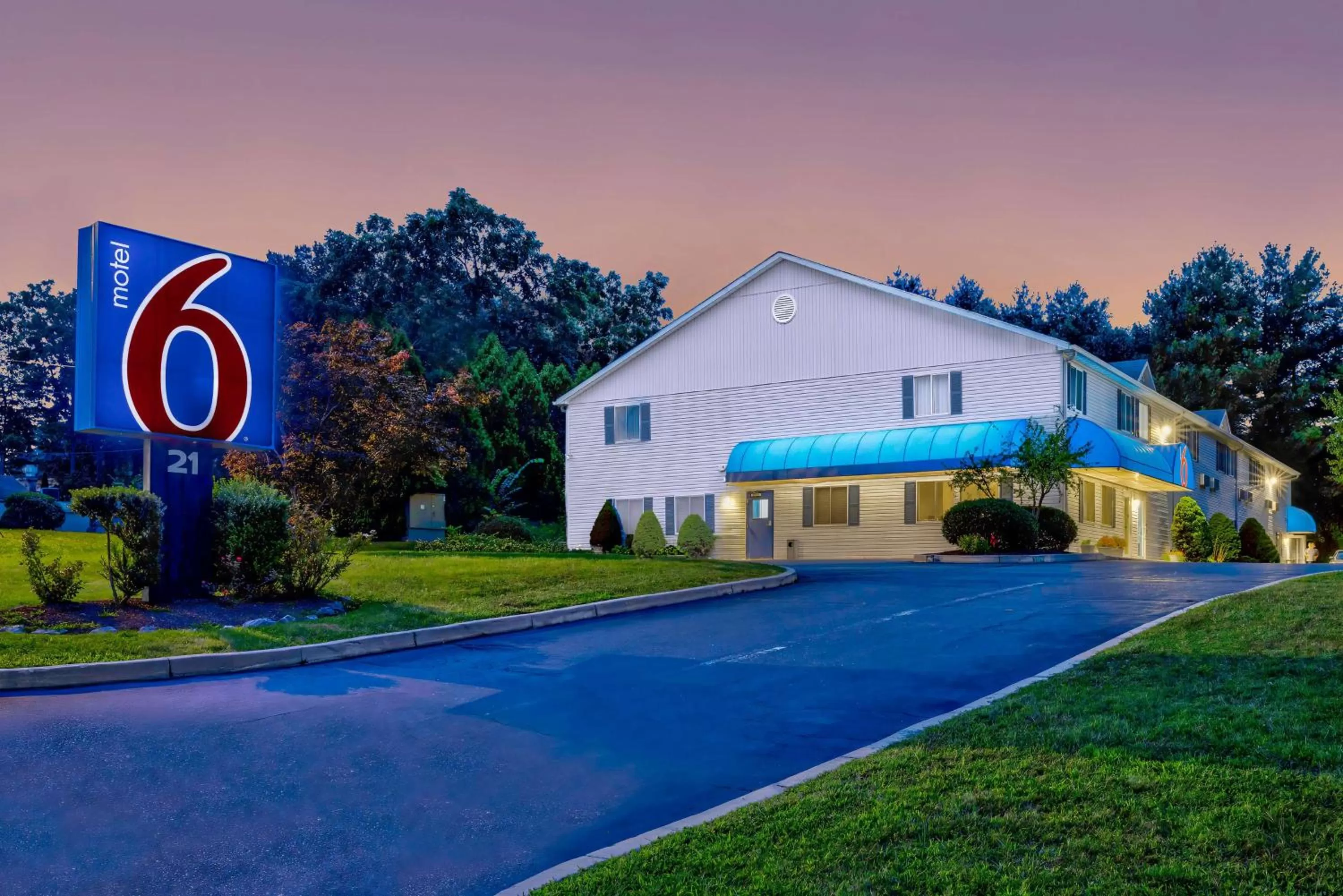 Property building in Motel 6 Bethel, CT - Danbury