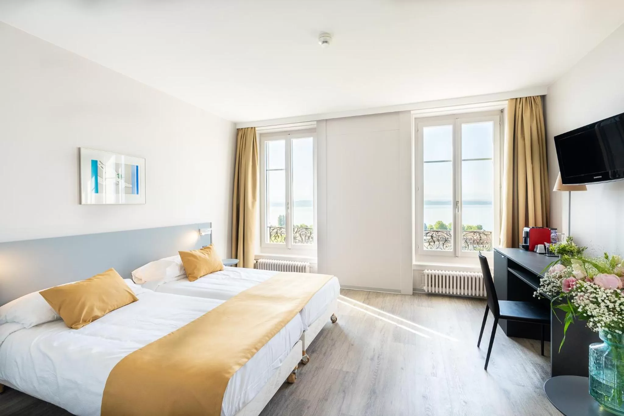 Photo of the whole room, Bed in Hôtel Alpes & Lac