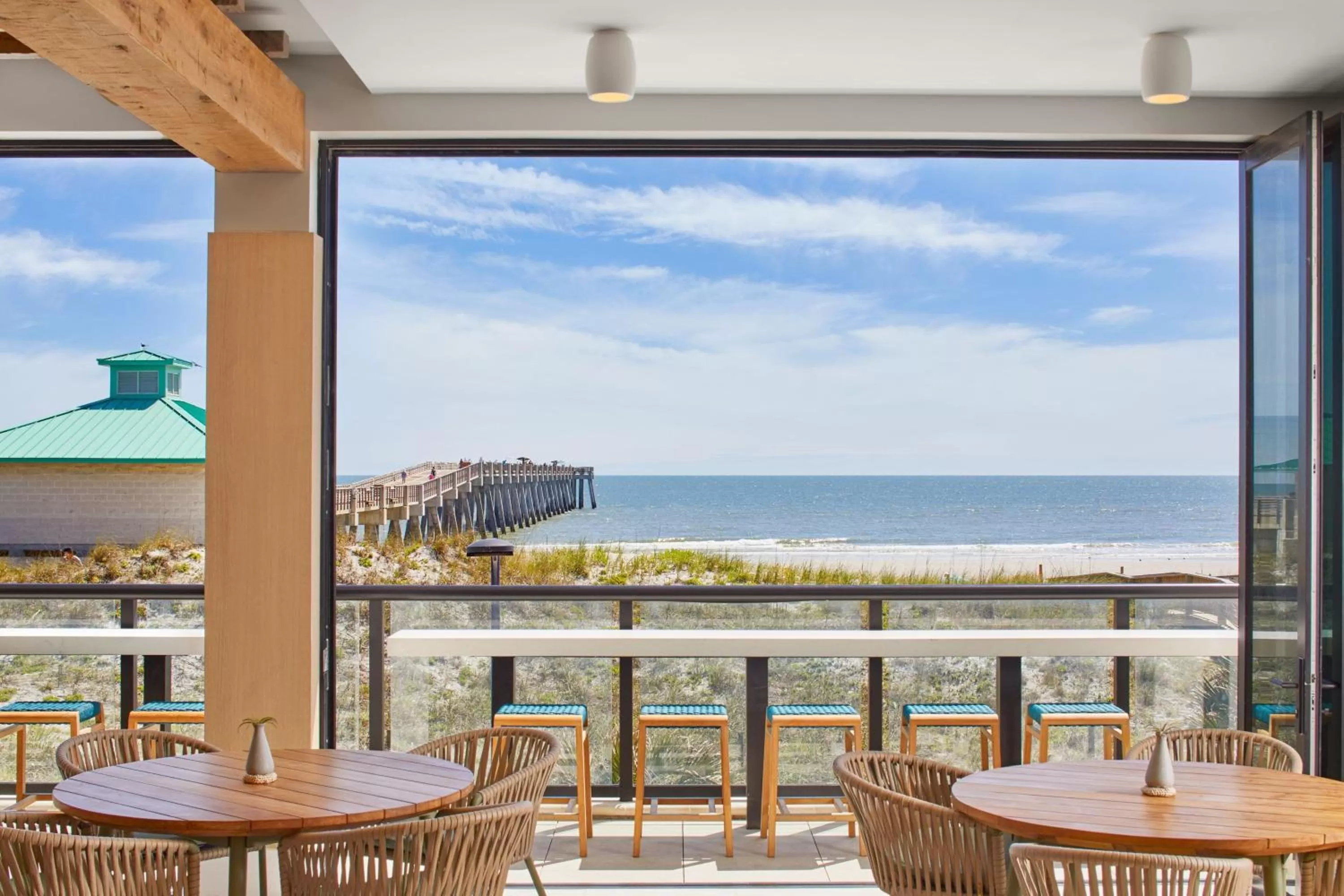 Lounge or bar in SpringHill Suites by Marriott Jacksonville Beach Oceanfront