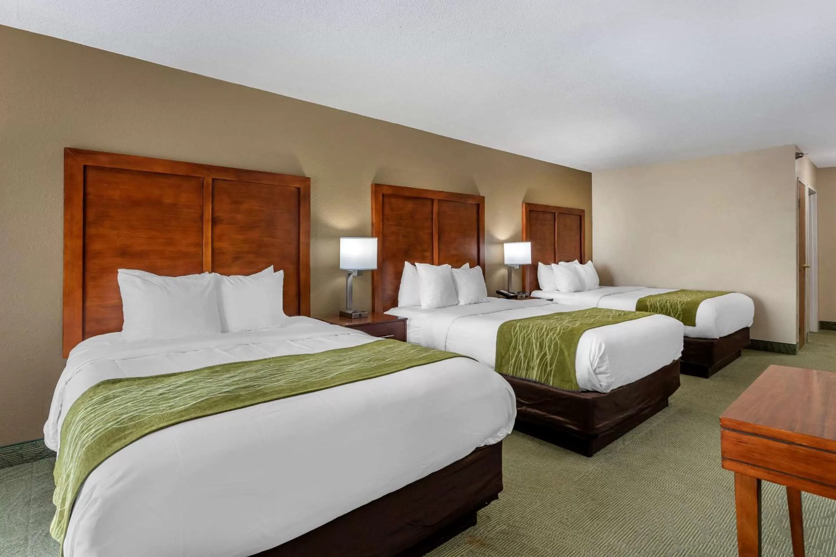 Photo of the whole room, Bed in Comfort Inn Muscatine near Hwy 61