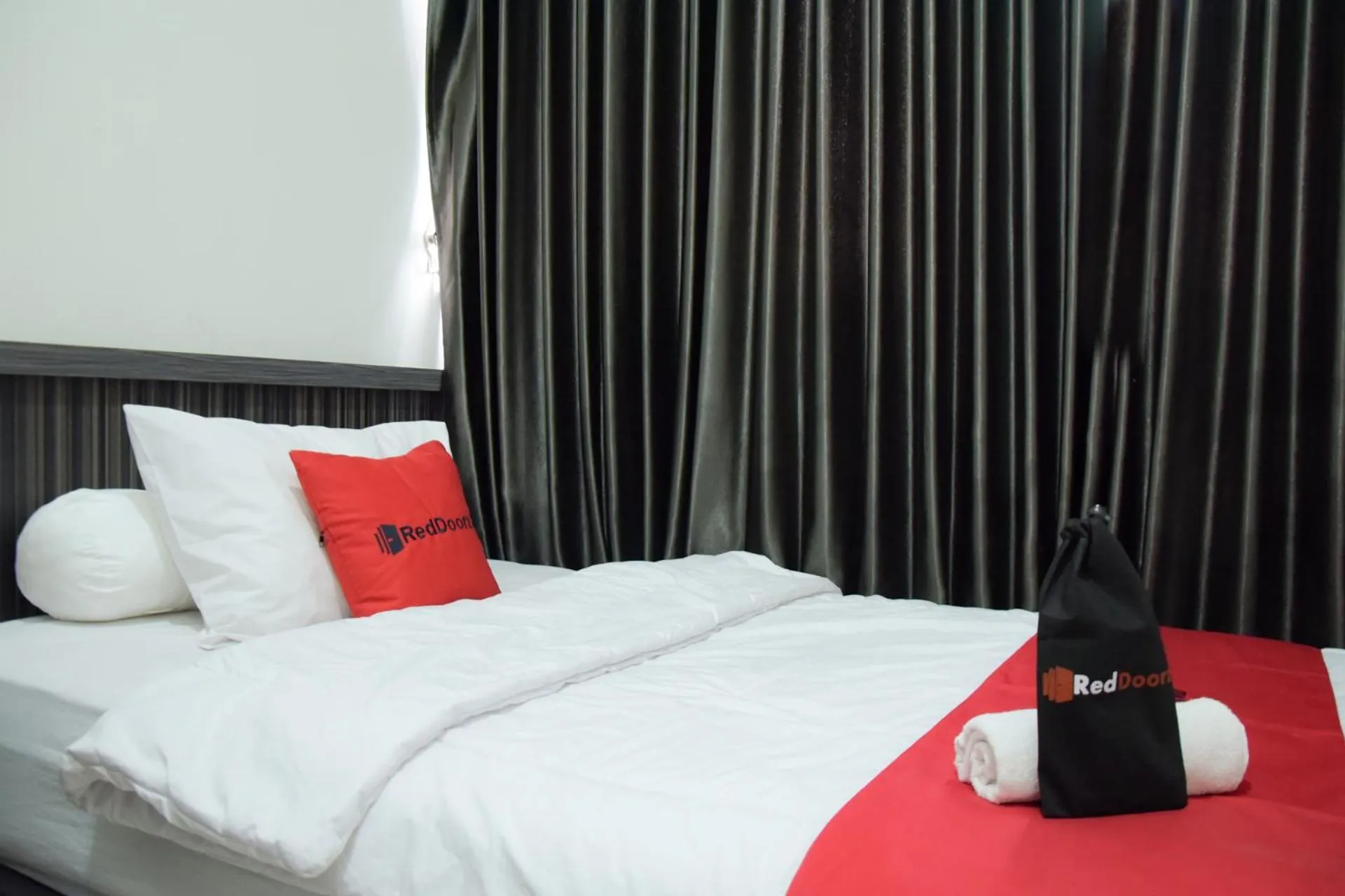 Bedroom, Bed in RedDoorz near GOR Satria Purwokerto