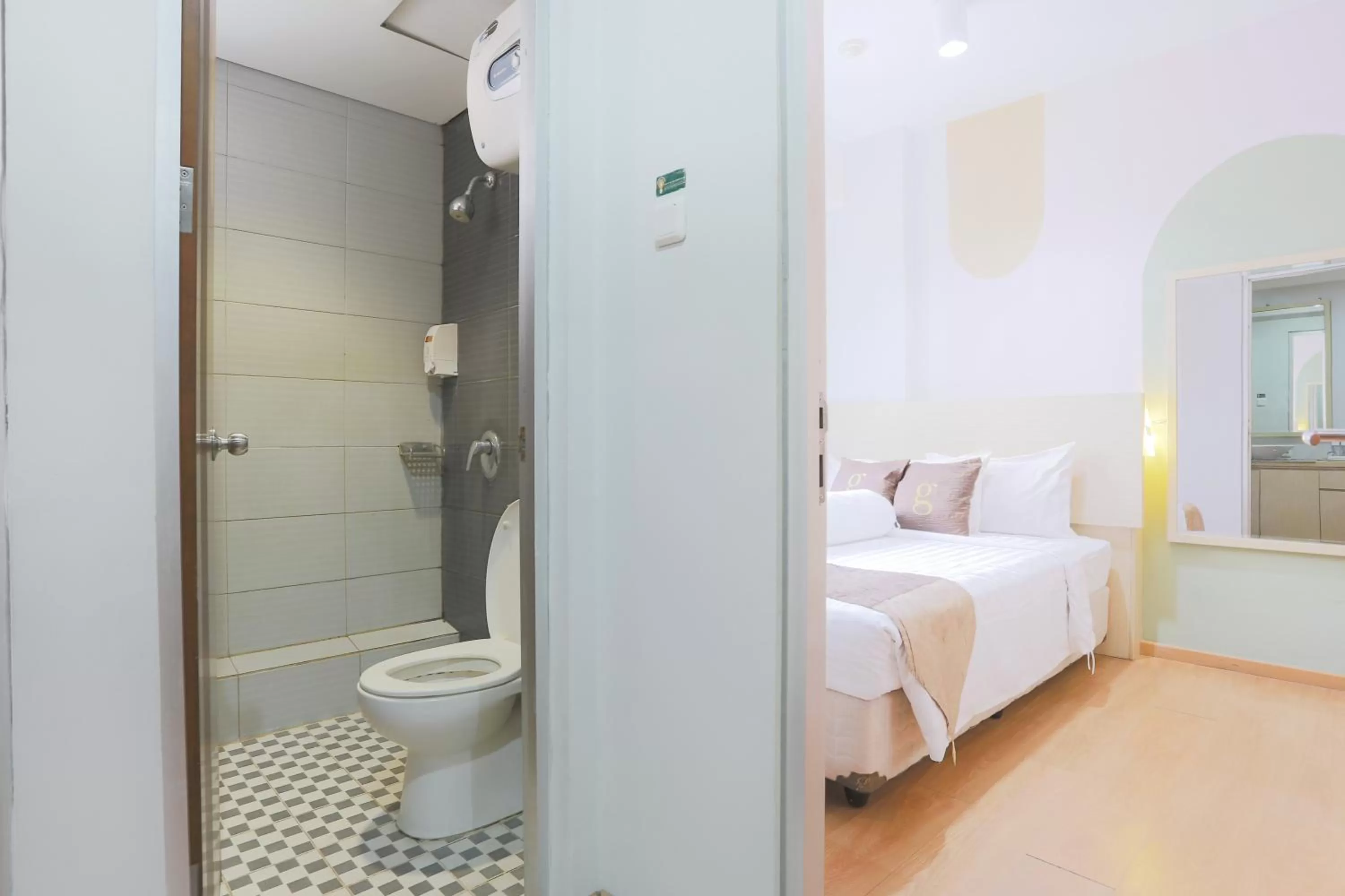 Bathroom, Bed in Hotel Gunawangsa Manyar