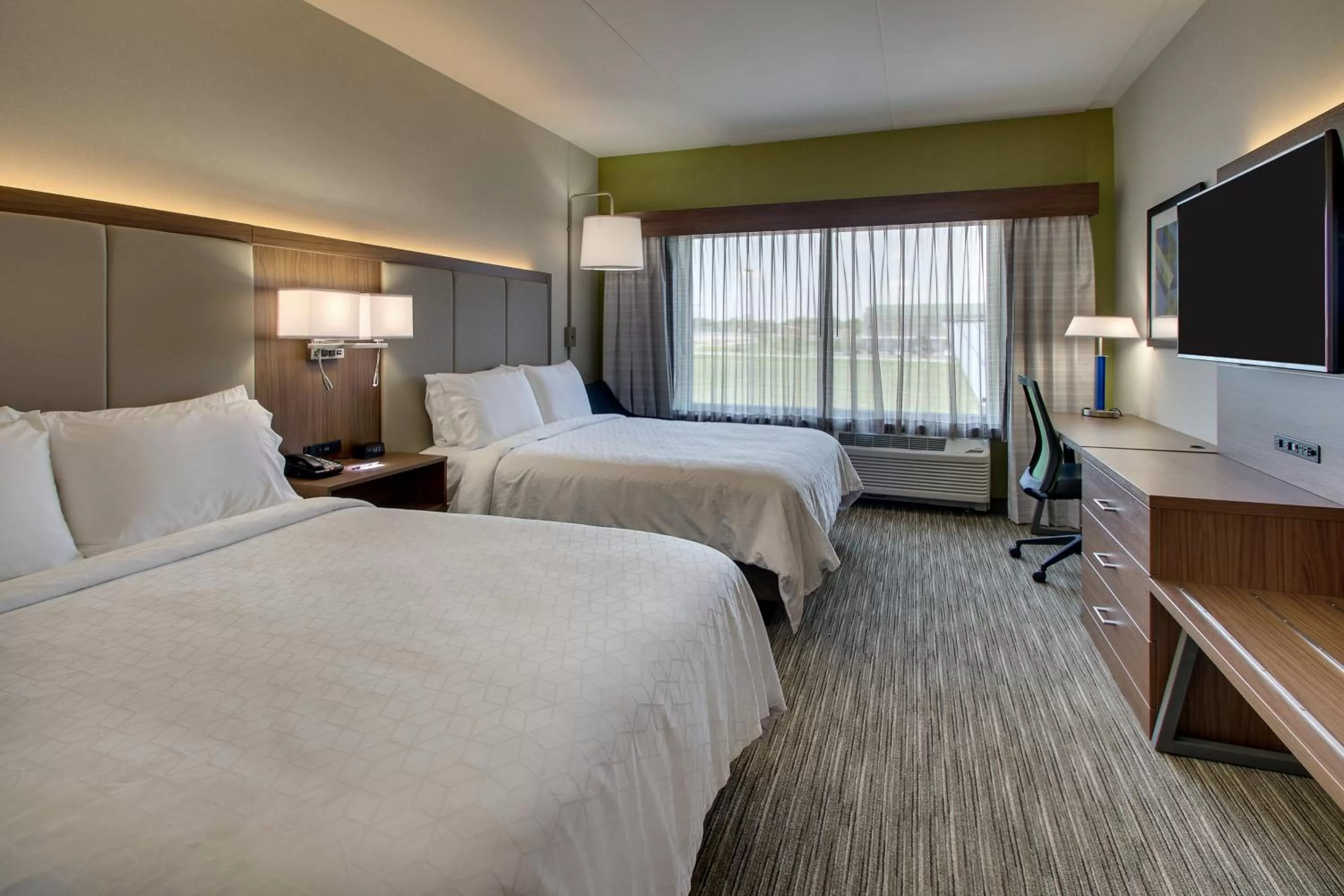 Photo of the whole room, Bed in Holiday Inn Express & Suites Findlay North by IHG