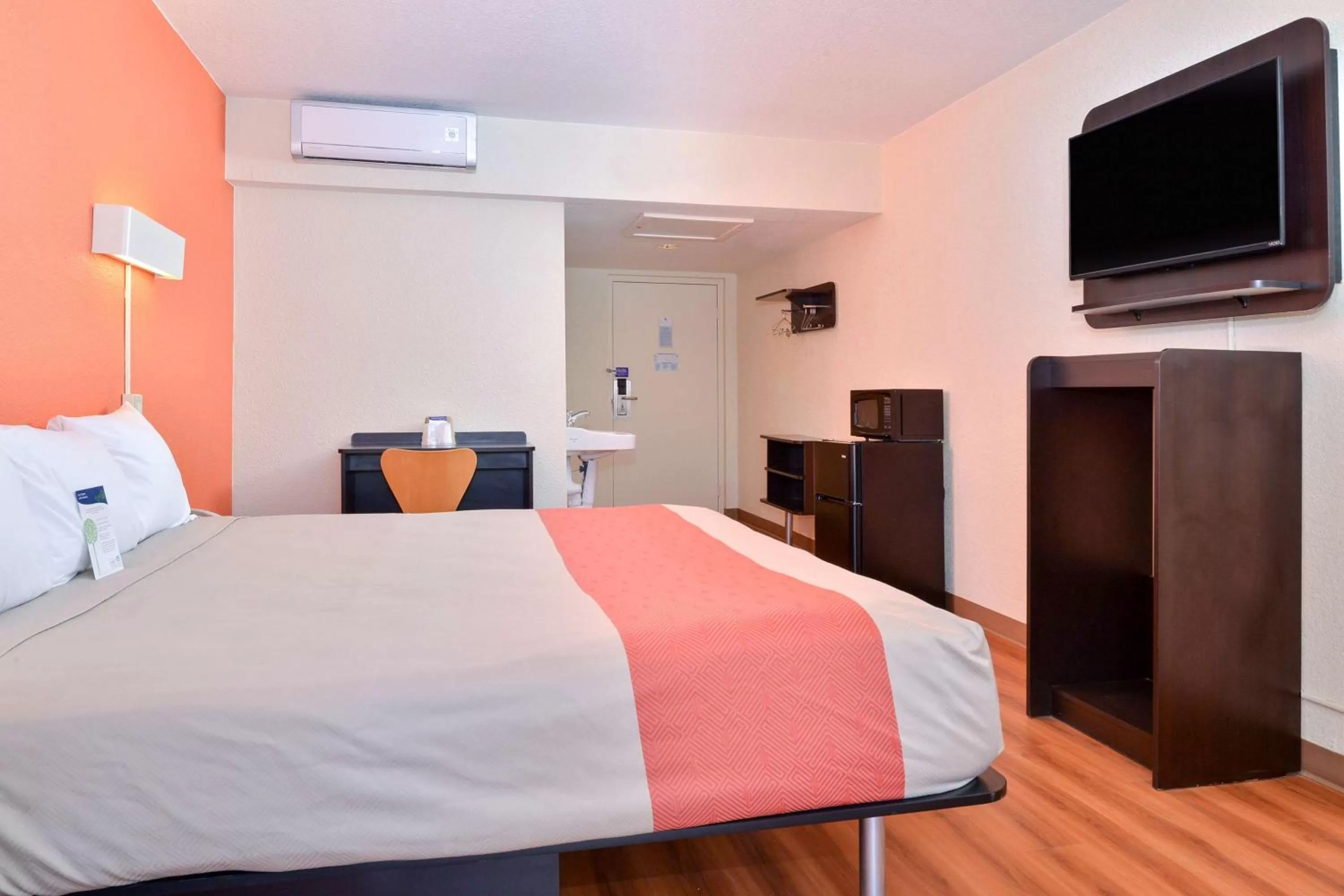 TV and multimedia, Bed in Days Inn by Wyndham Brawley