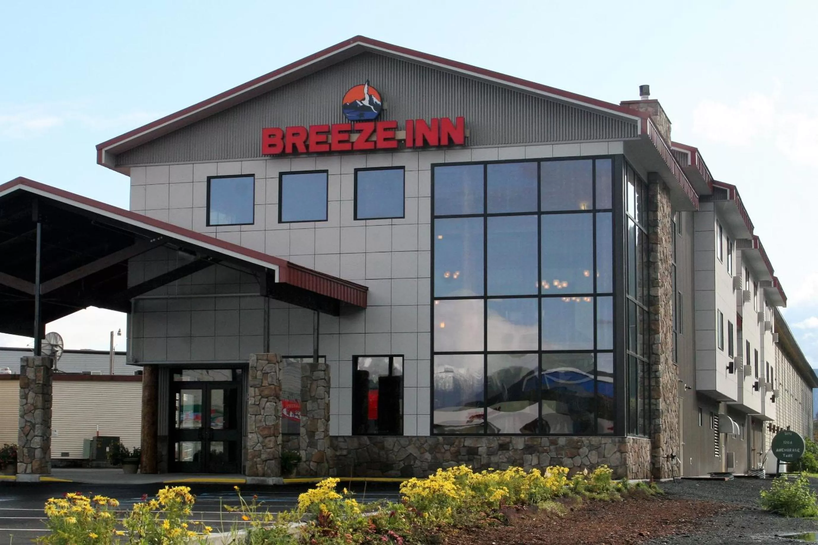 Property building in Breeze Inn Hotel & Motel
