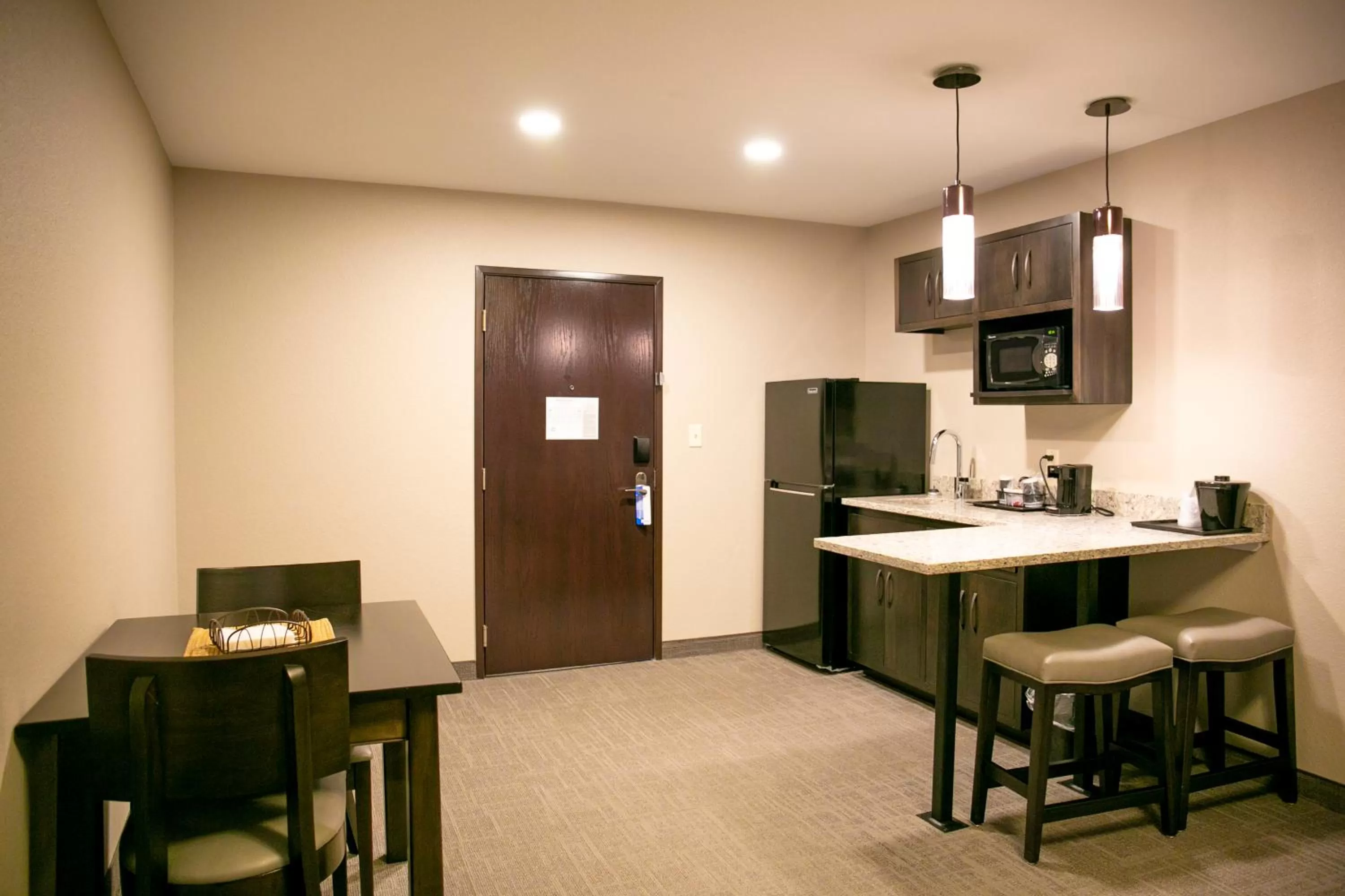 Kitchen or kitchenette, Dining Area in Berlin Encore Hotel & Suites