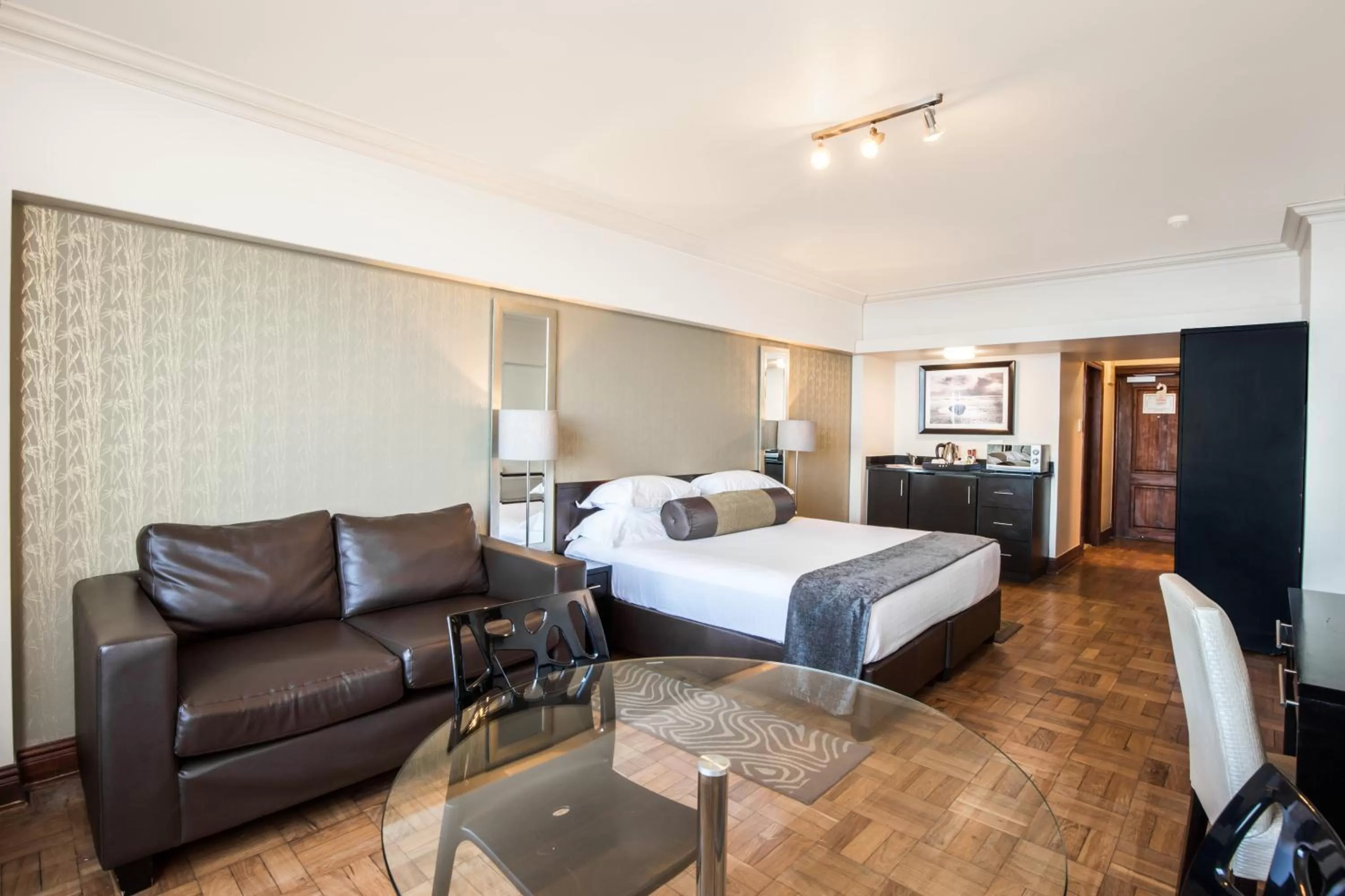 Bedroom, Bed in Belaire Suites Hotel