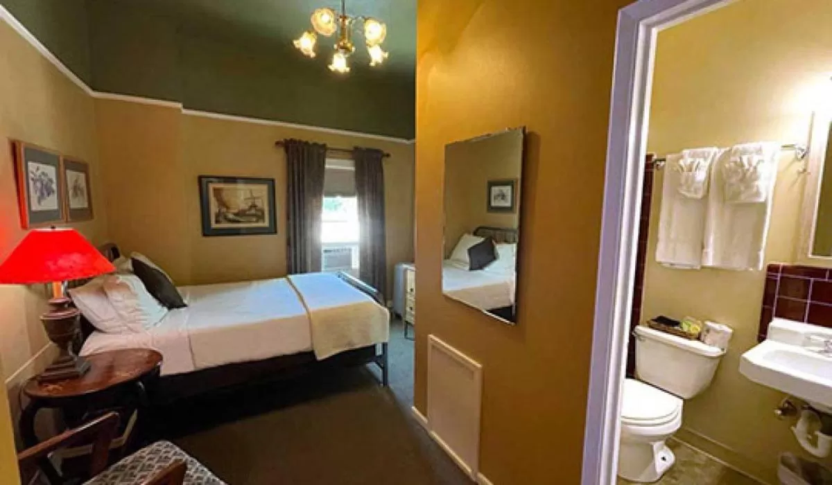 Bathroom, Bed in Weatherford Hotel