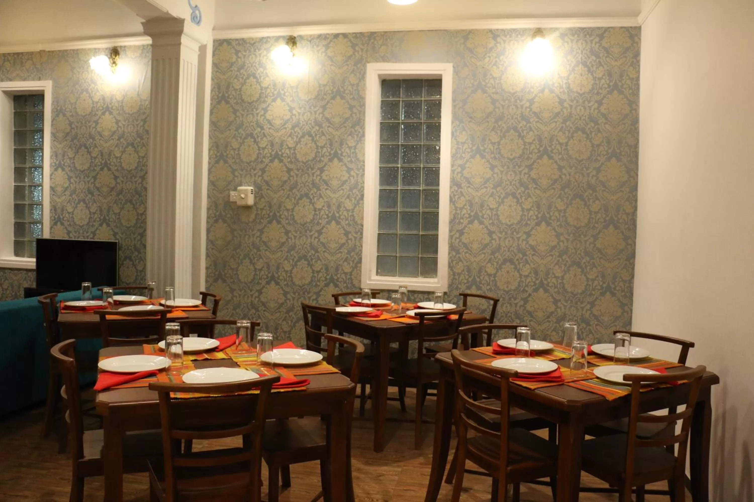 Restaurant/Places to Eat in Villa 92 City Stay