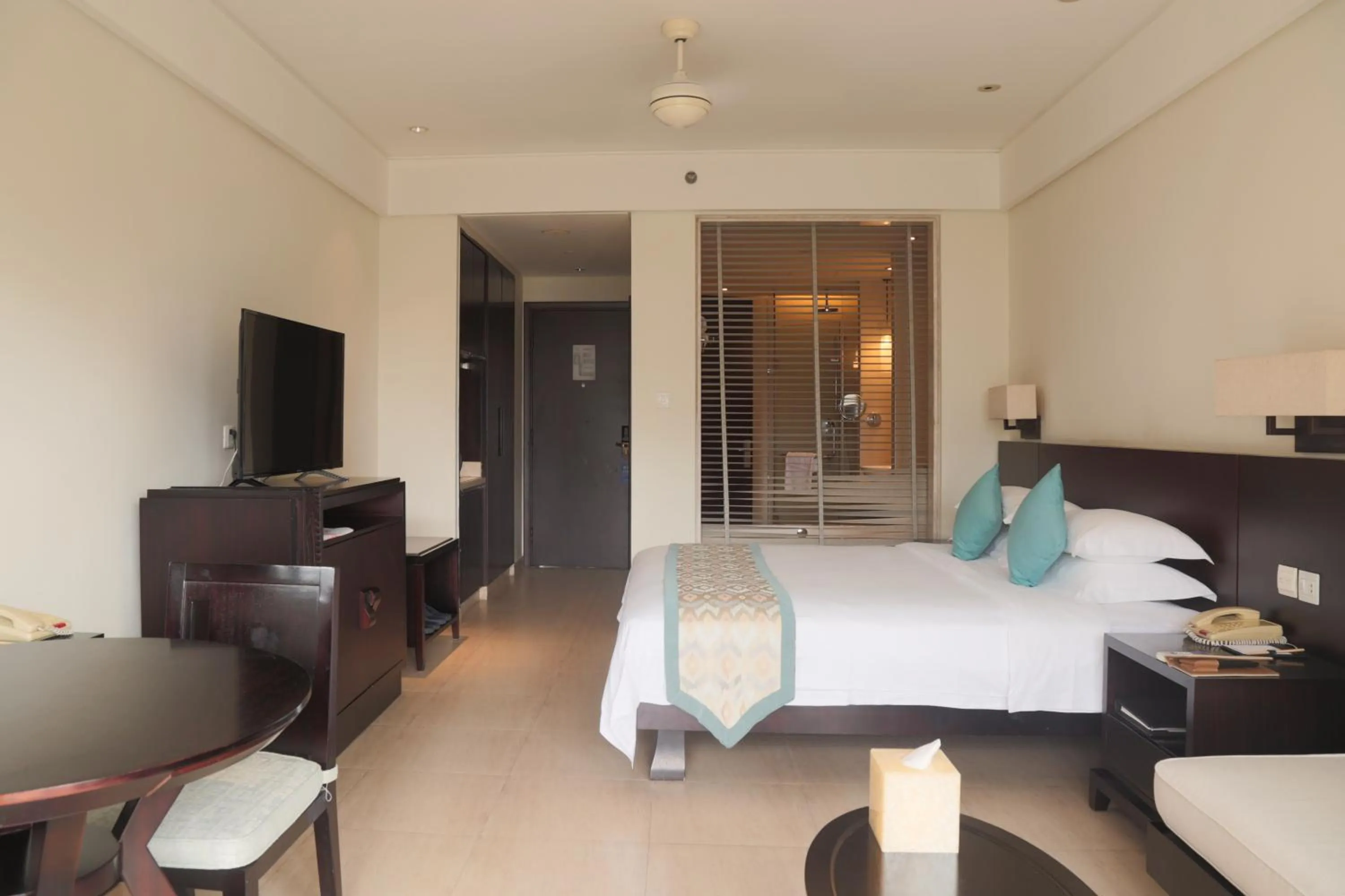 Photo of the whole room, Bed in Howard Johnson Resort Sanya Bay