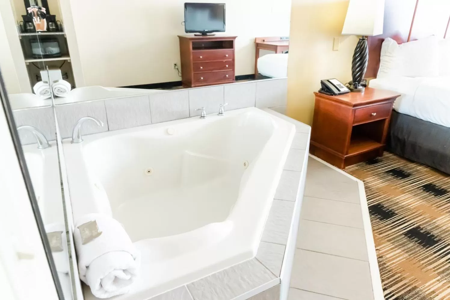 Bed in Country Inn & Suites by Radisson, Helen, GA