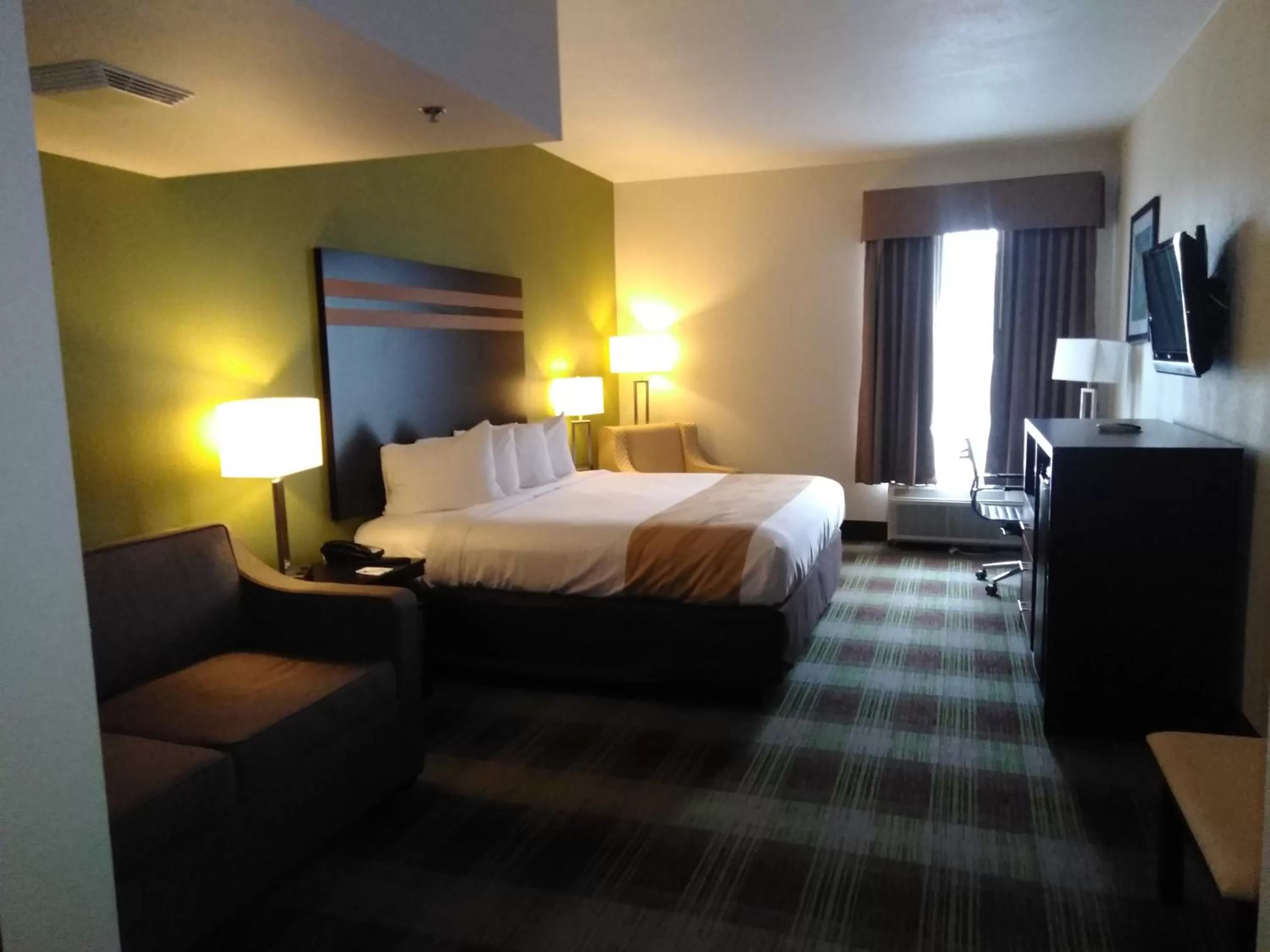 Photo of the whole room, Bed in Quality Inn & Suites Mount Vernon