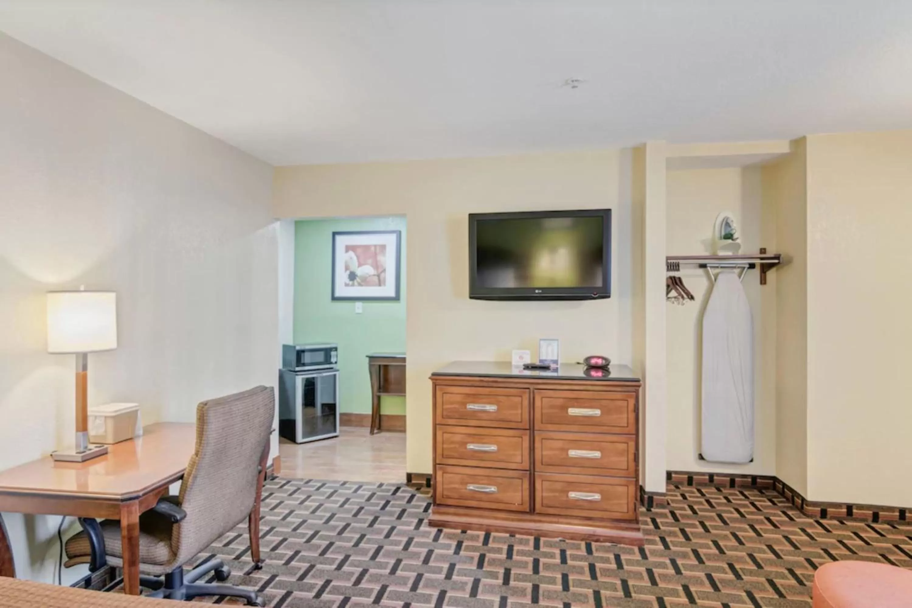 Living room in Savannah Garden Hotel