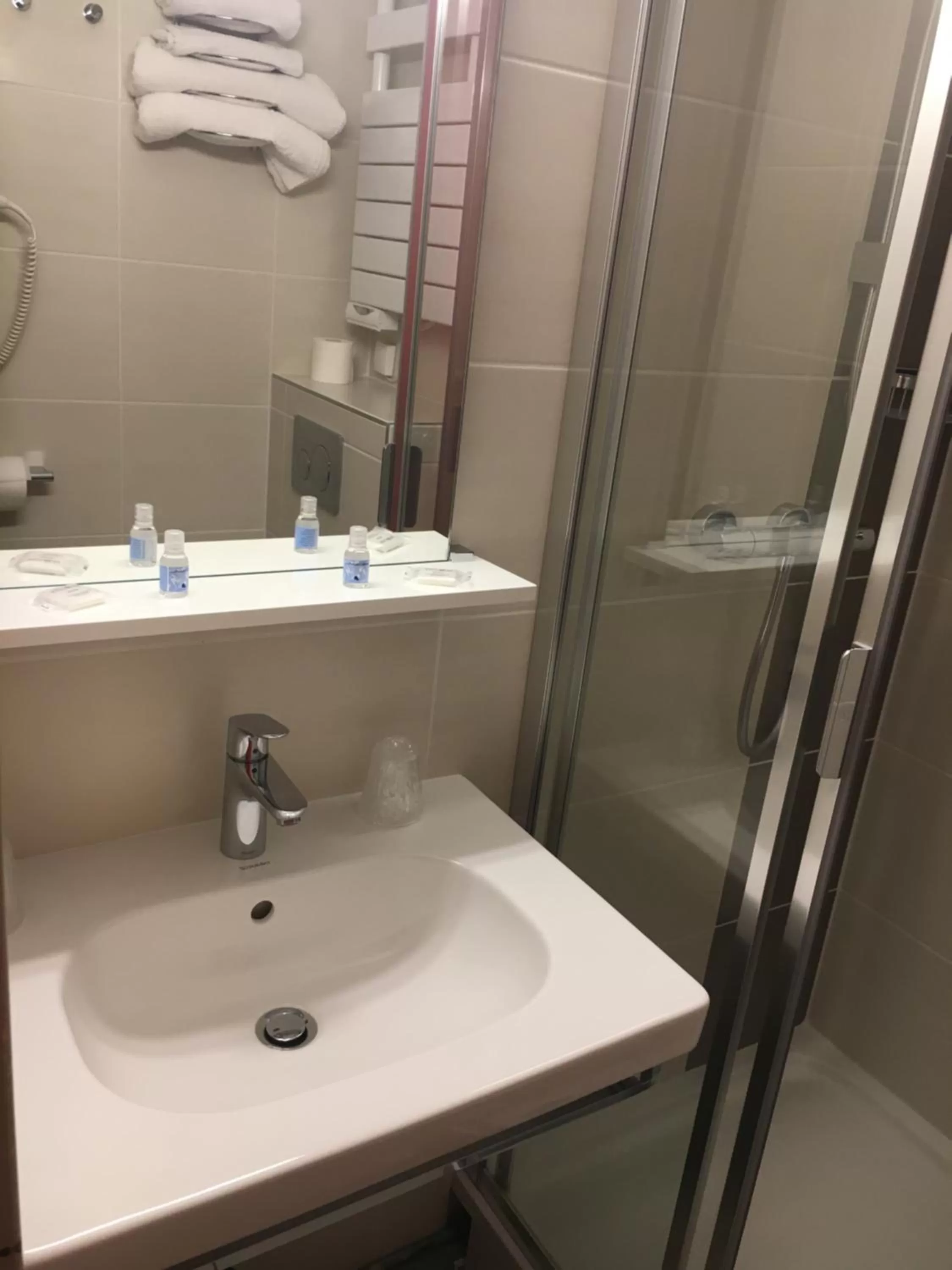 Shower in Hôtel Relais d'Étretat