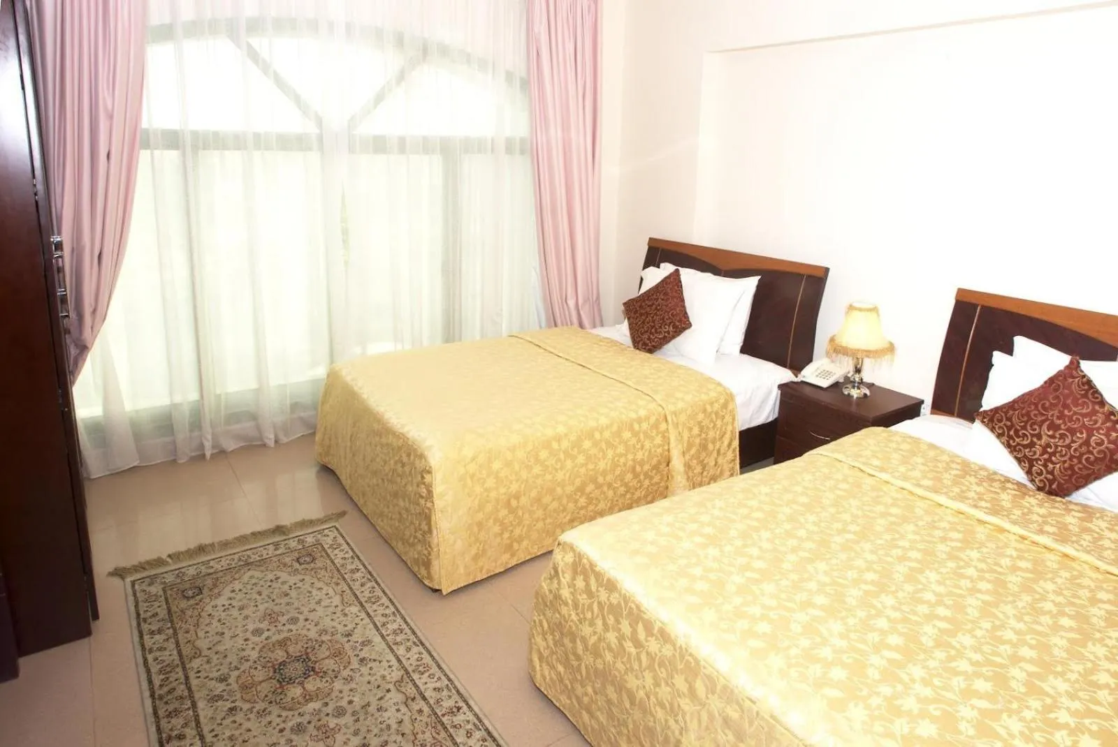 Bed in Safeer Plaza Hotel