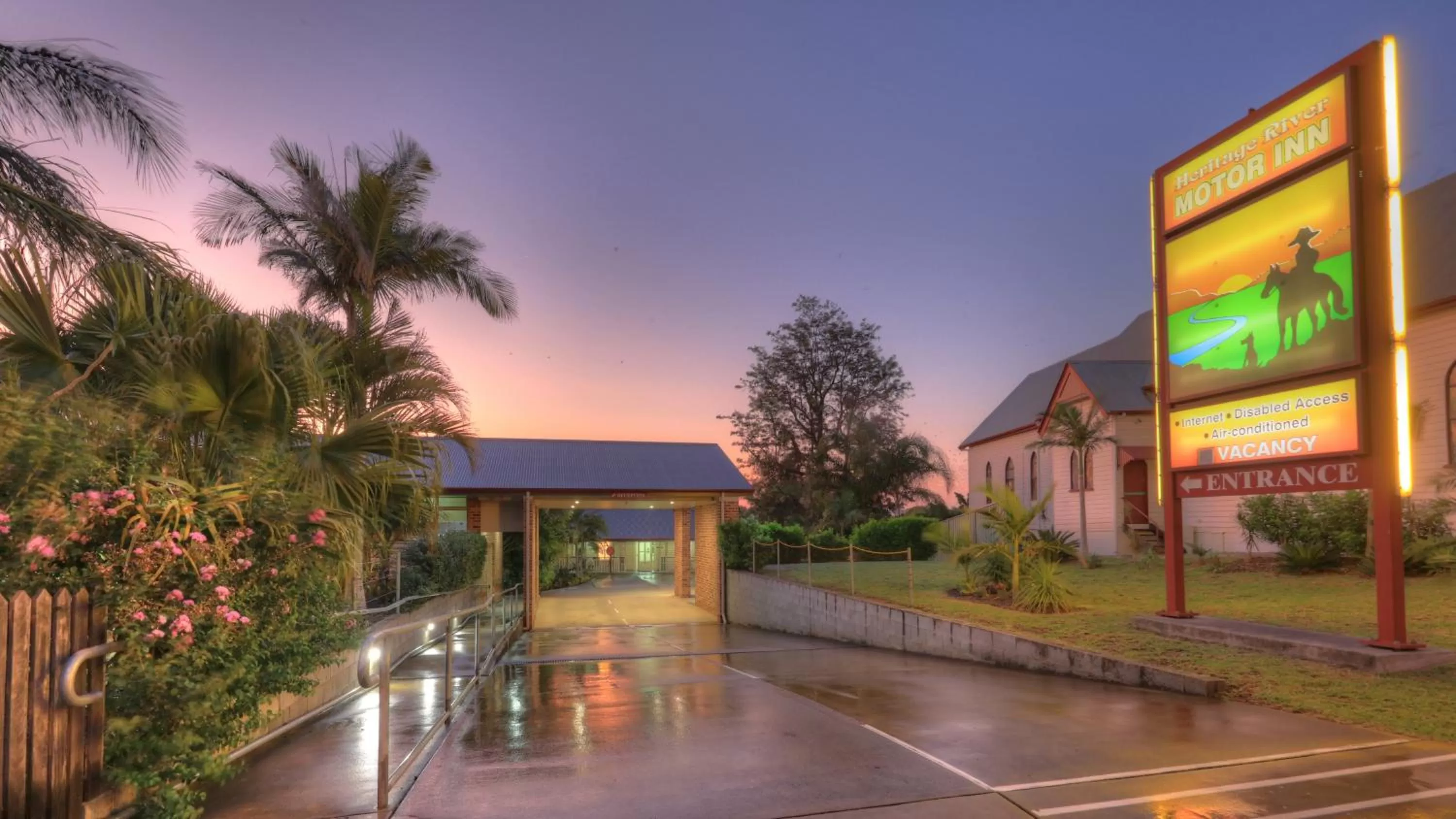 Sunset in Heritage River Motor Inn